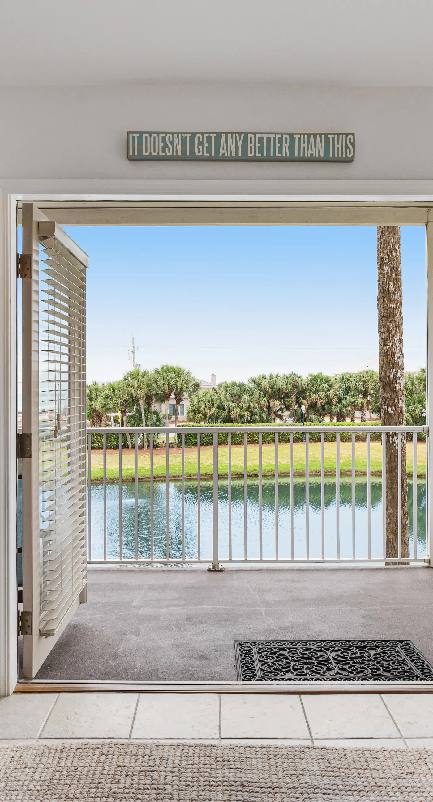 Beautiful condo with balcony view, community pools & hot tub