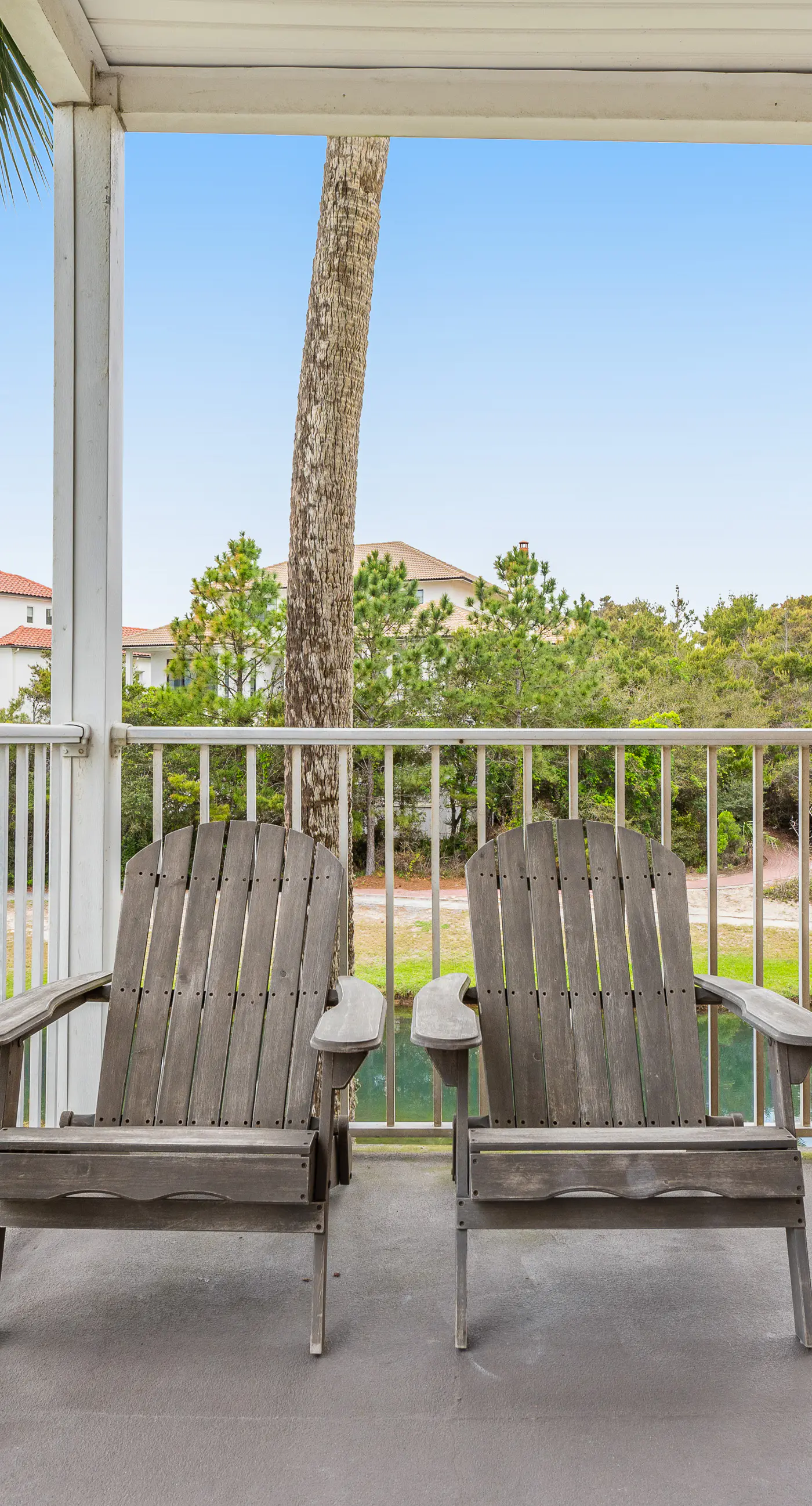 Beautiful condo with balcony view, community pools & hot tub