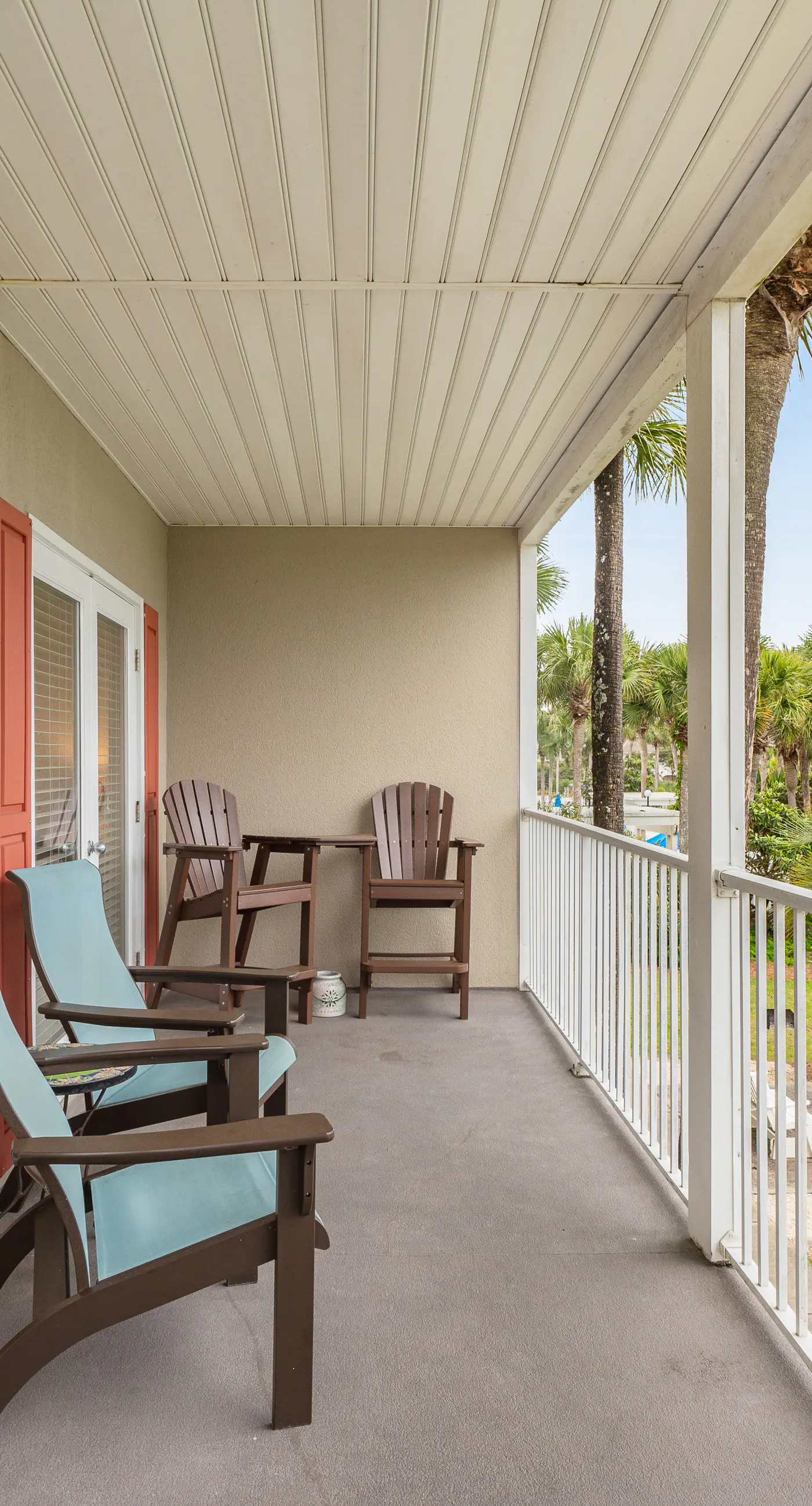 Beautiful condo with balcony view, community pools & hot tub