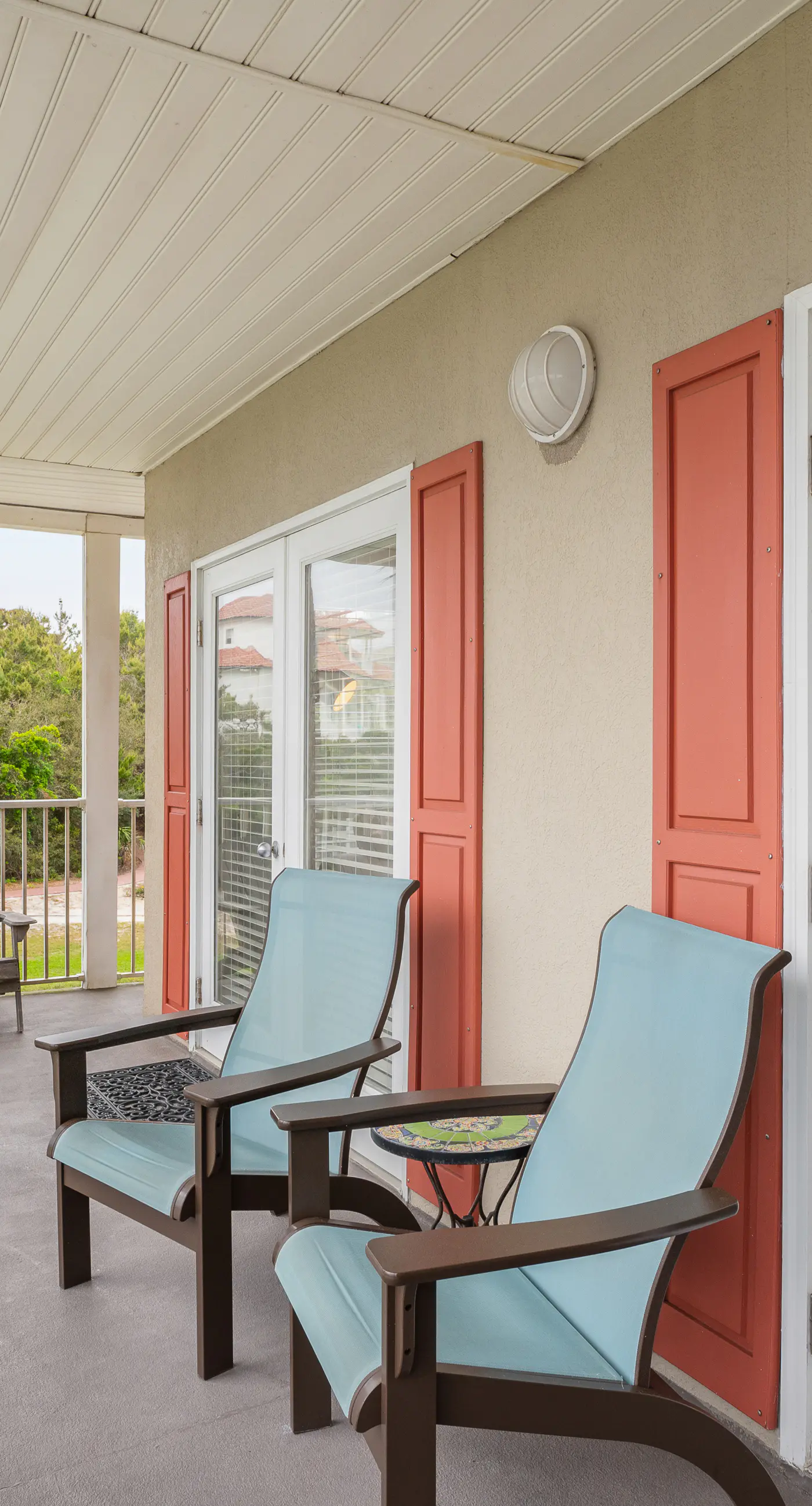 Beautiful condo with balcony view, community pools & hot tub