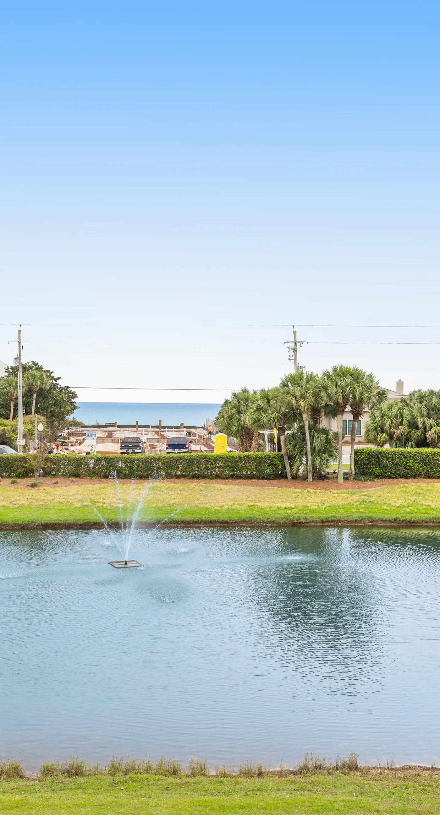 Beautiful condo with balcony view, community pools & hot tub