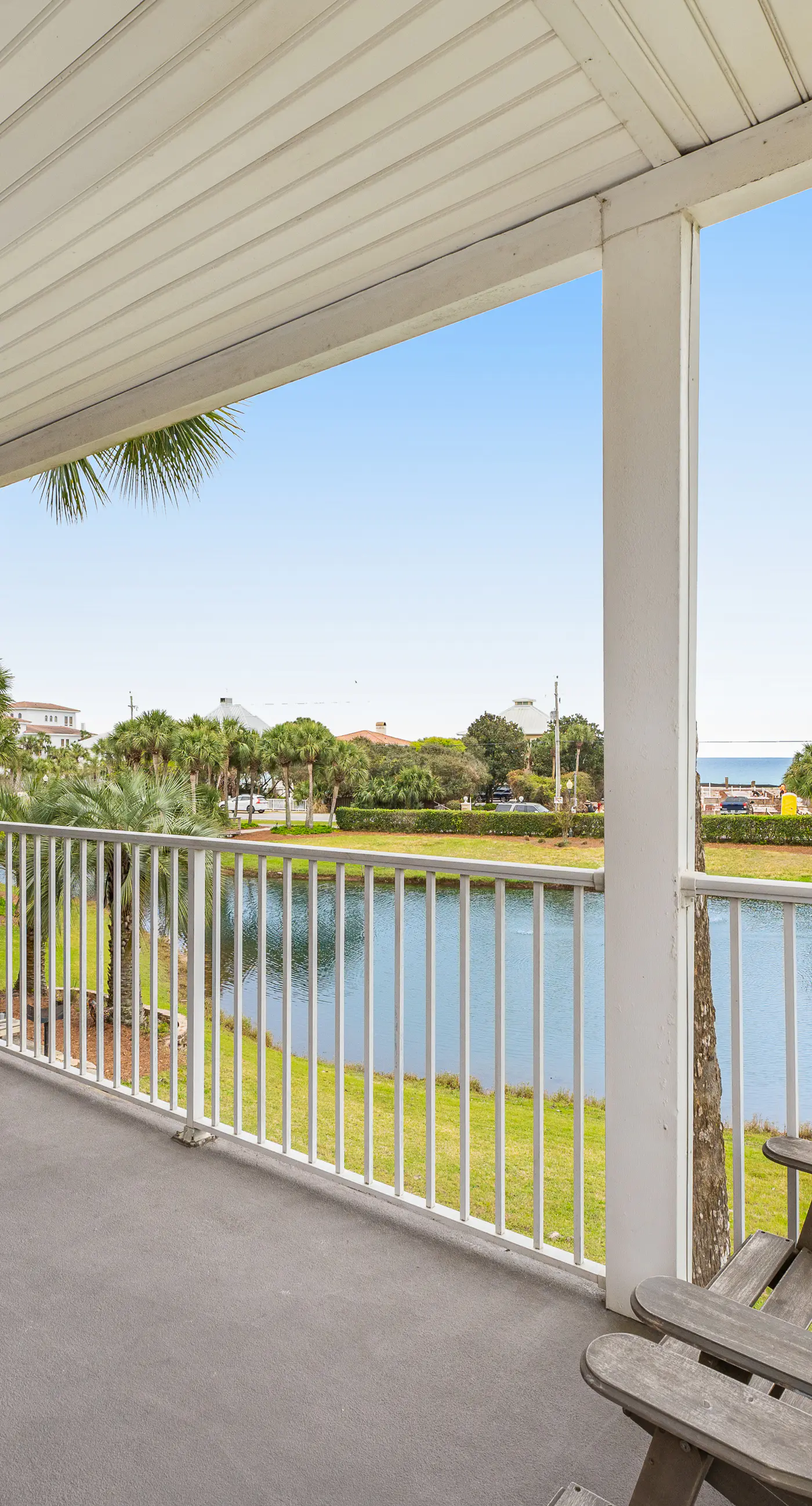Beautiful condo with balcony view, community pools & hot tub