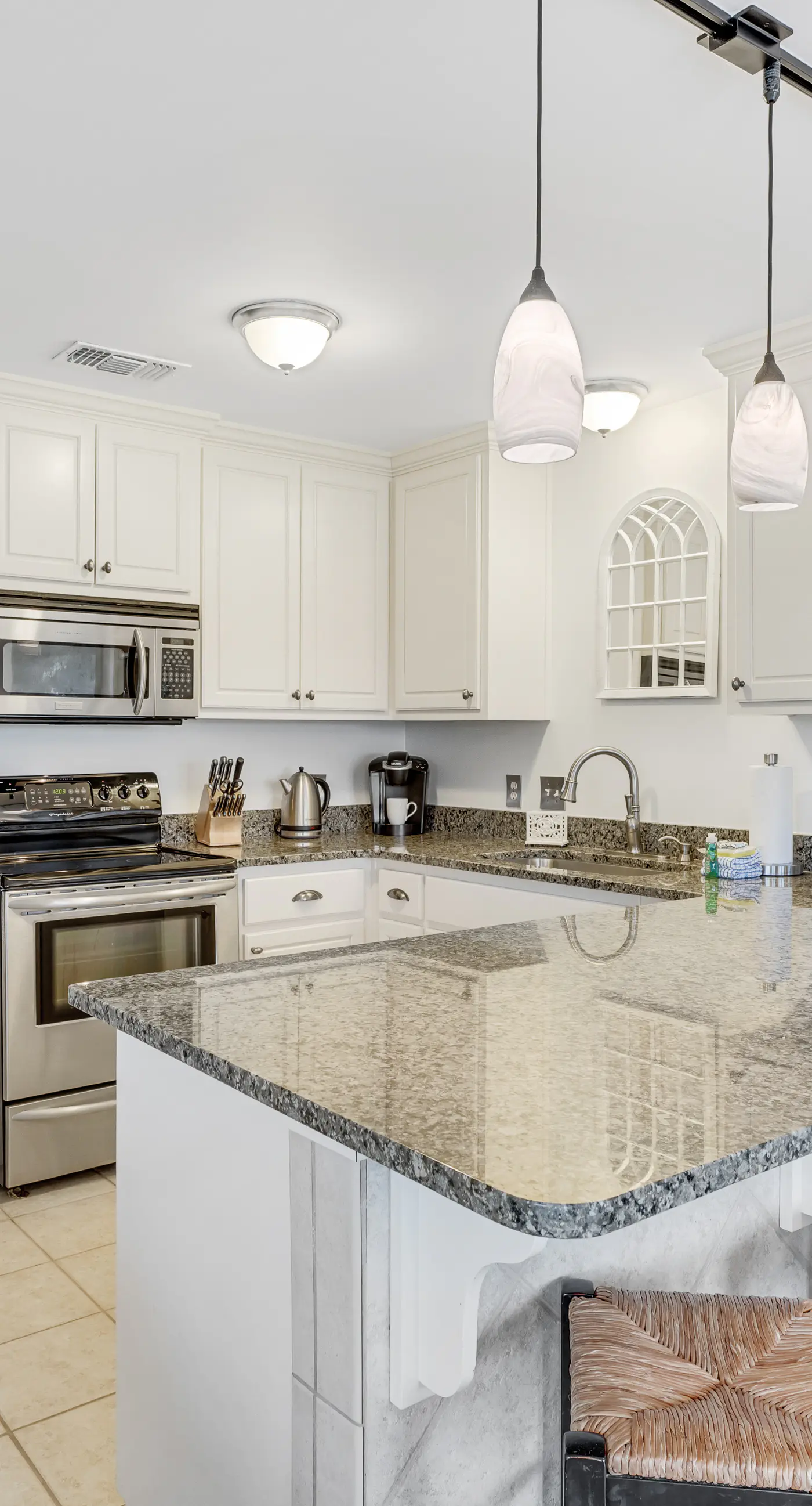 Beautiful condo with balcony view, community pools & hot tub