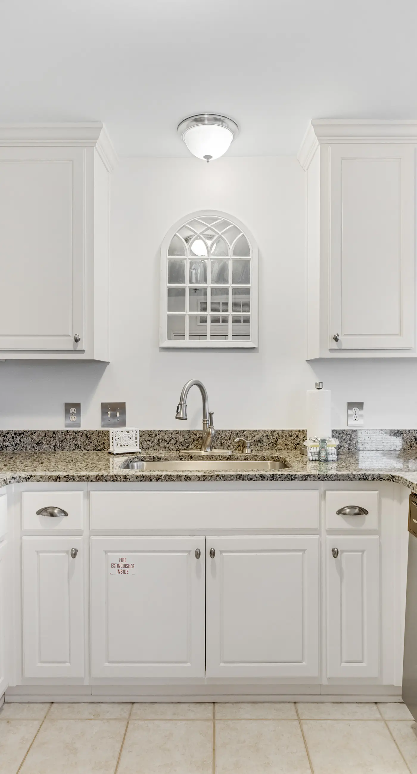 Beautiful condo with balcony view, community pools & hot tub