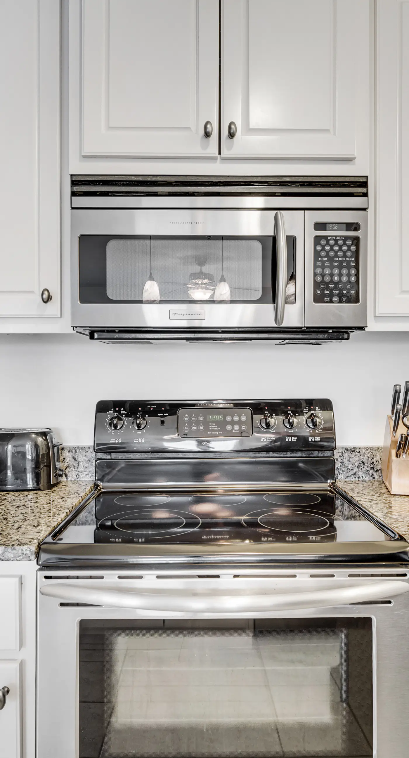 Beautiful condo with balcony view, community pools & hot tub