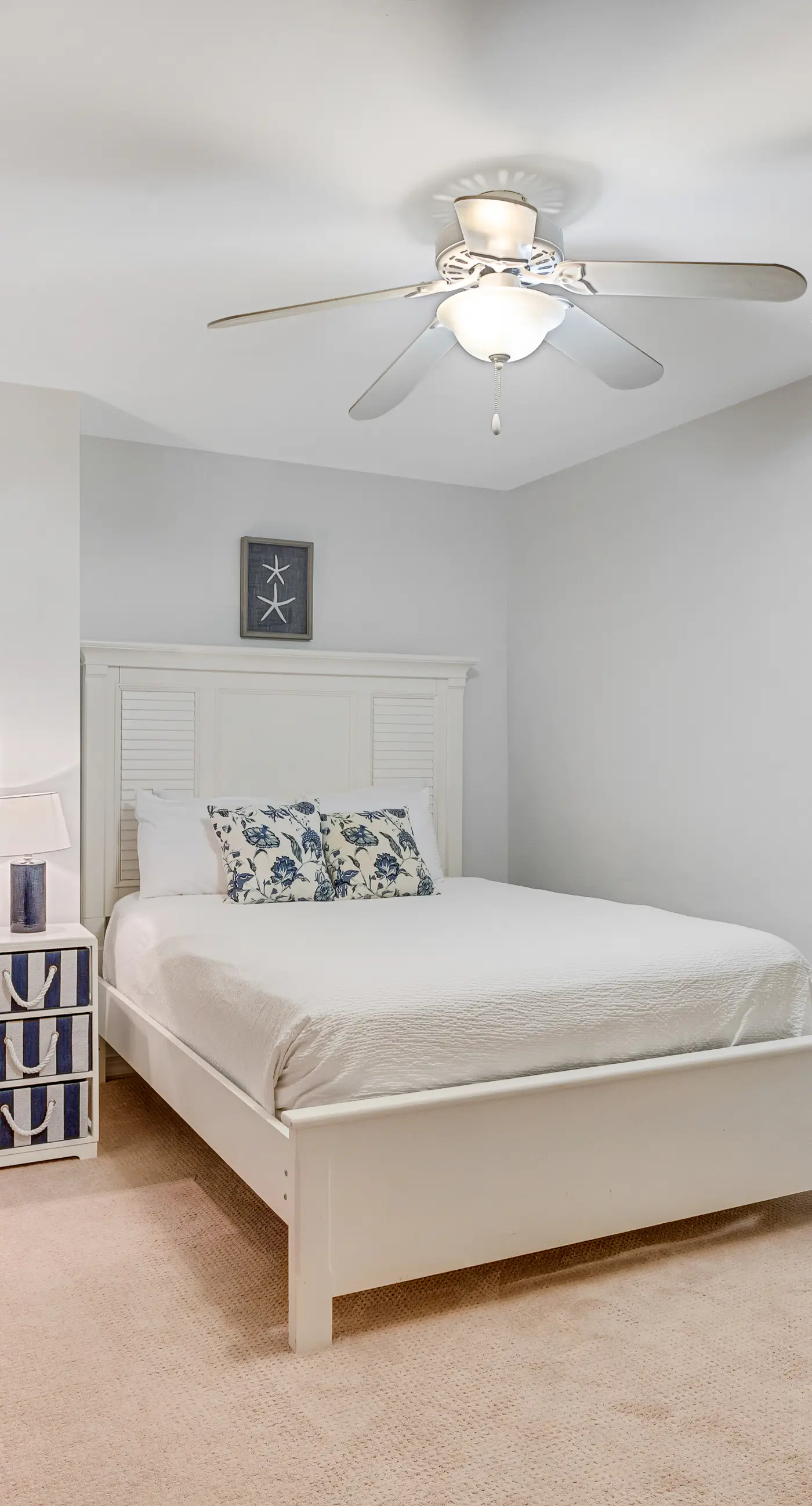 Beautiful condo with balcony view, community pools & hot tub