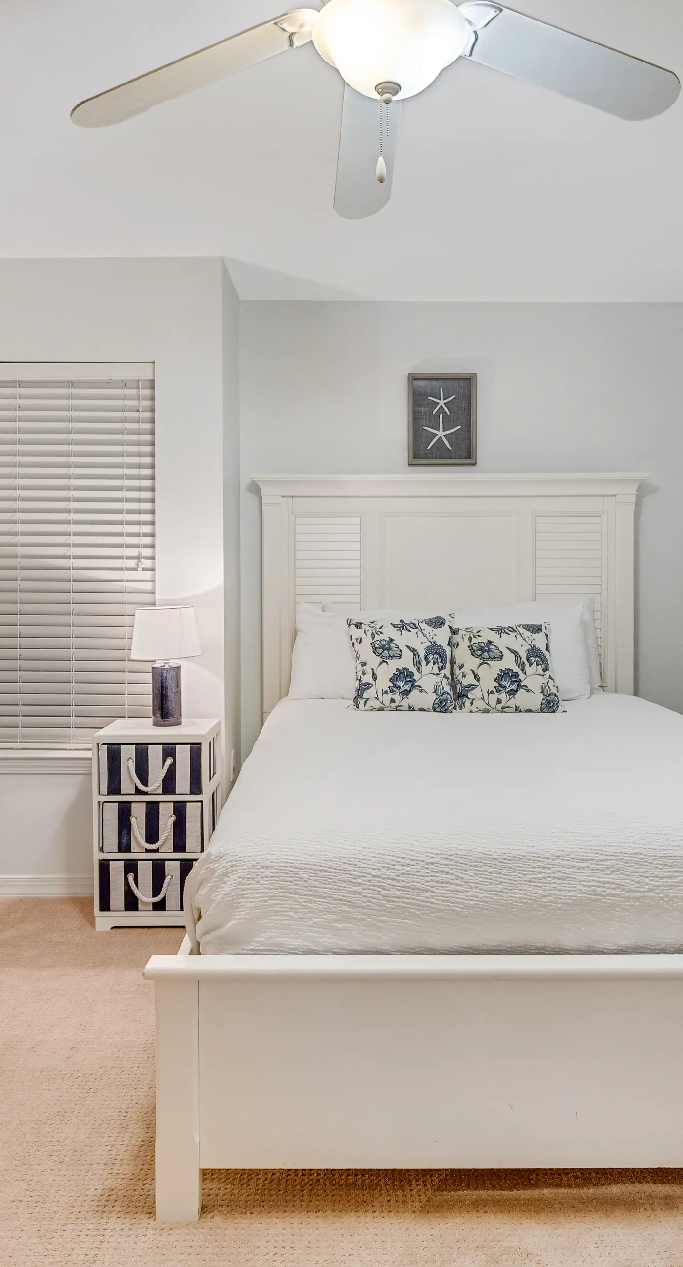 Beautiful condo with balcony view, community pools & hot tub