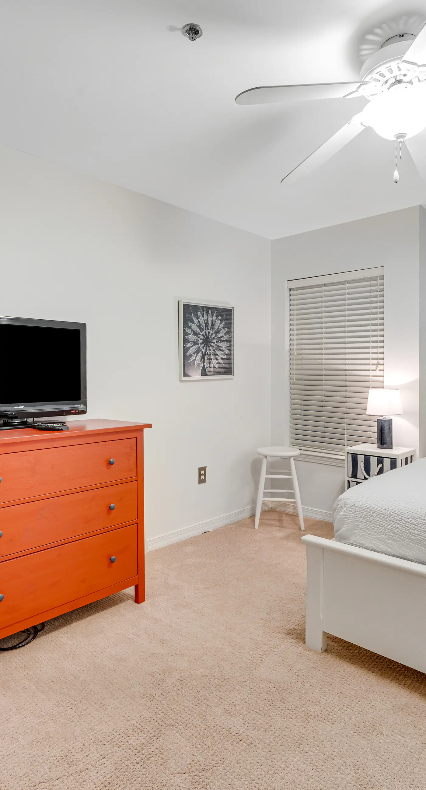 Beautiful condo with balcony view, community pools & hot tub