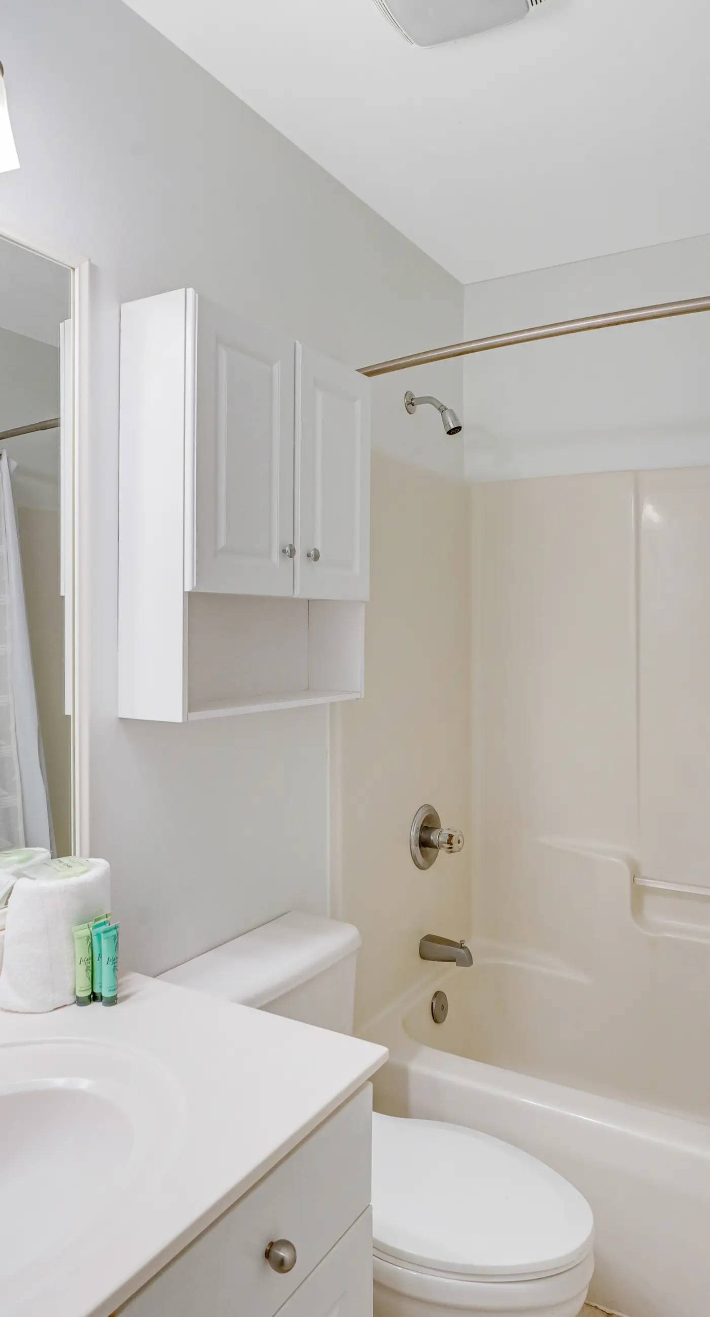 Beautiful condo with balcony view, community pools & hot tub