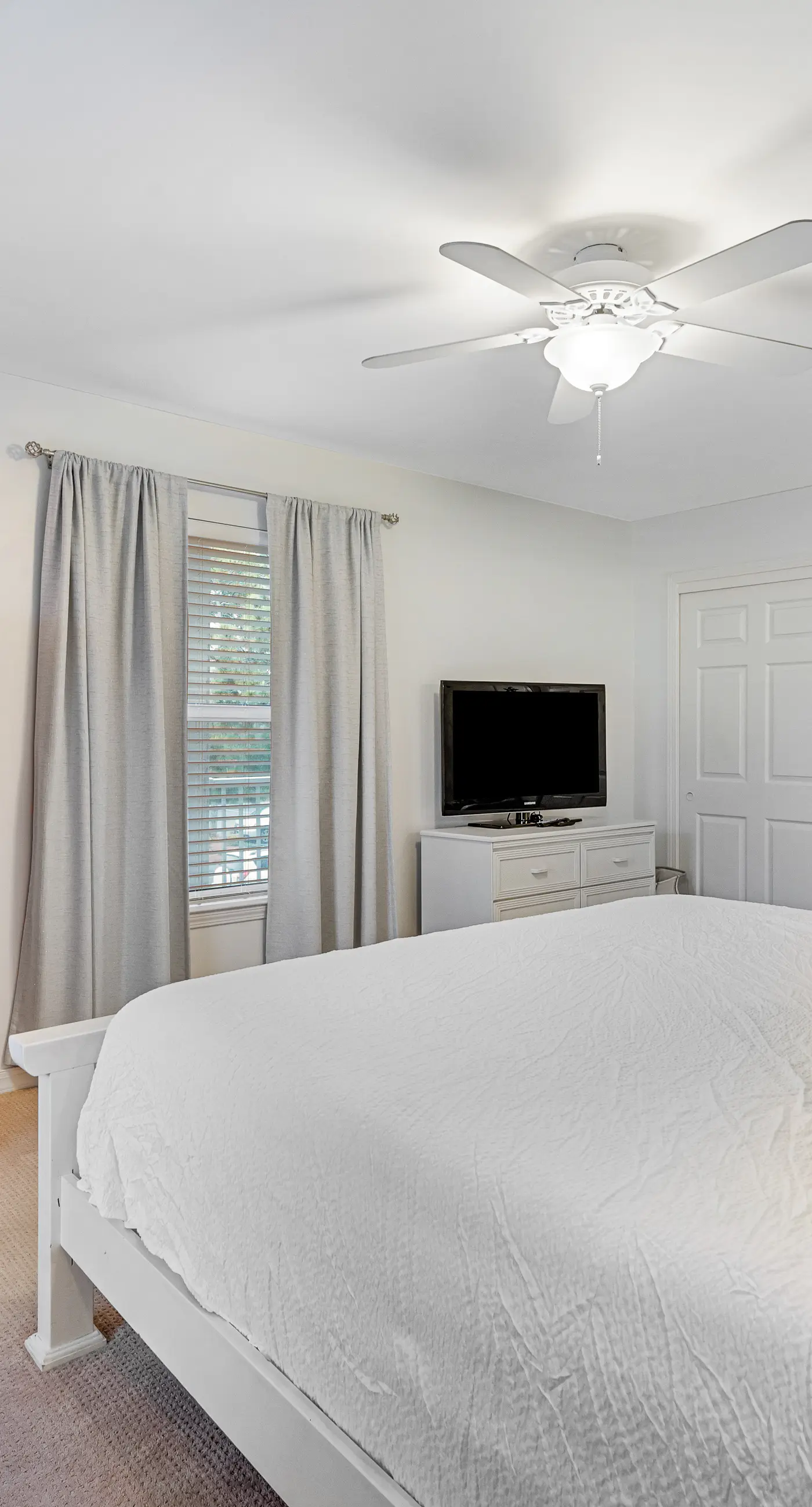 Beautiful condo with balcony view, community pools & hot tub