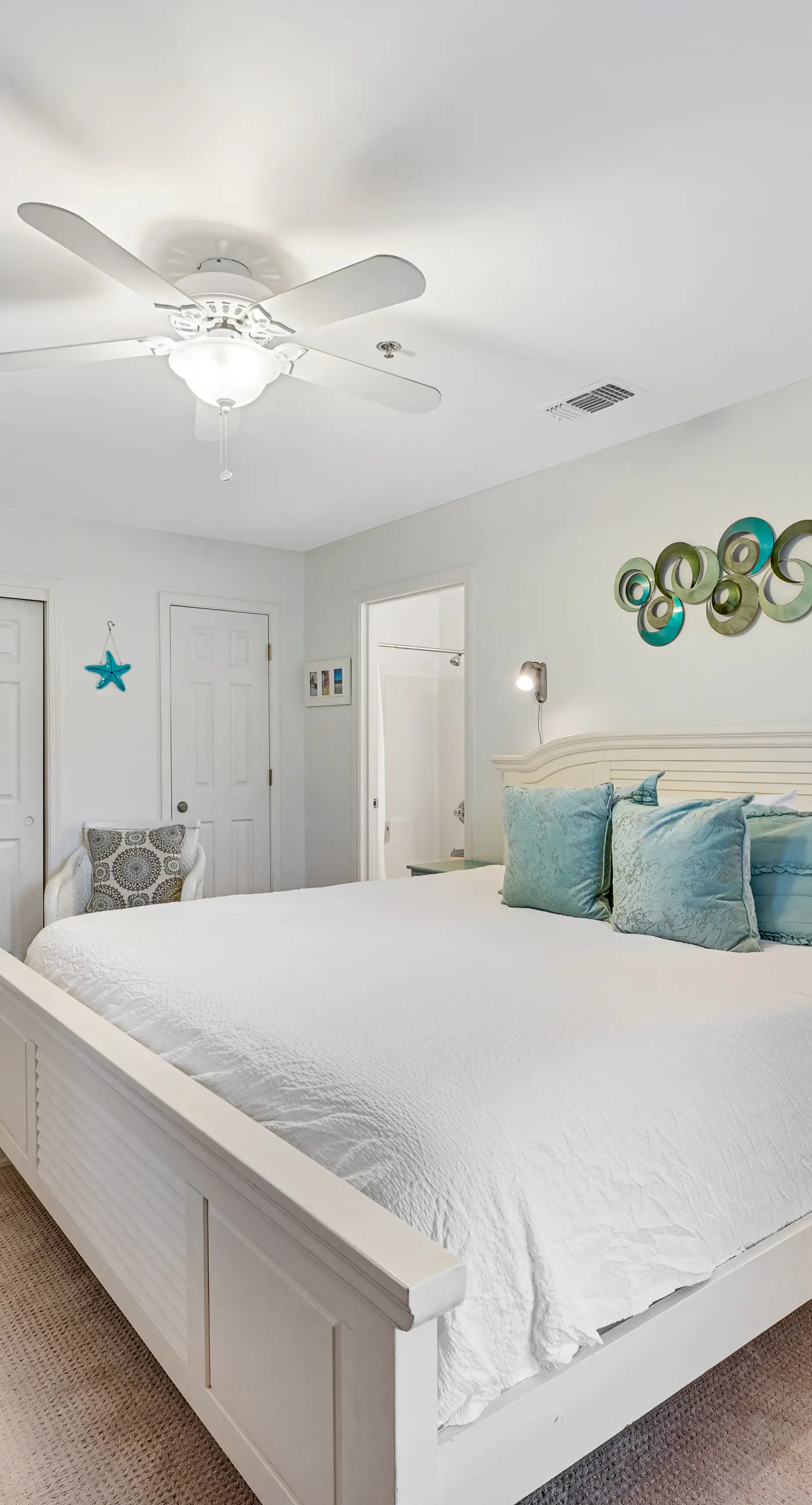 Beautiful condo with balcony view, community pools & hot tub