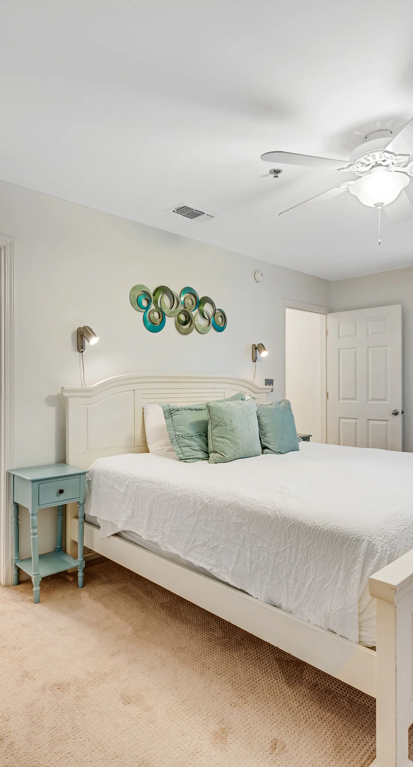 Beautiful condo with balcony view, community pools & hot tub