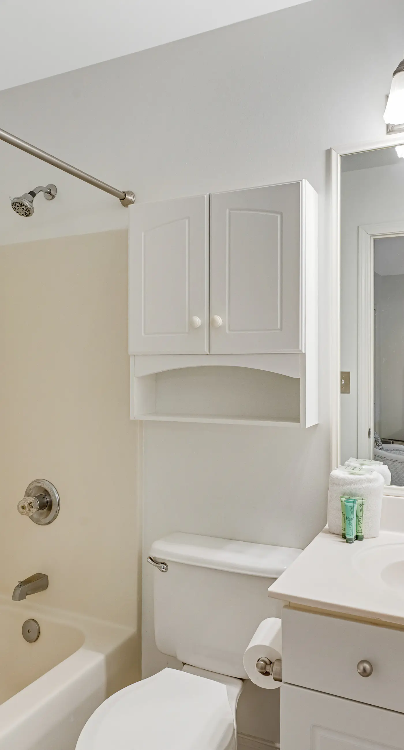 Beautiful condo with balcony view, community pools & hot tub