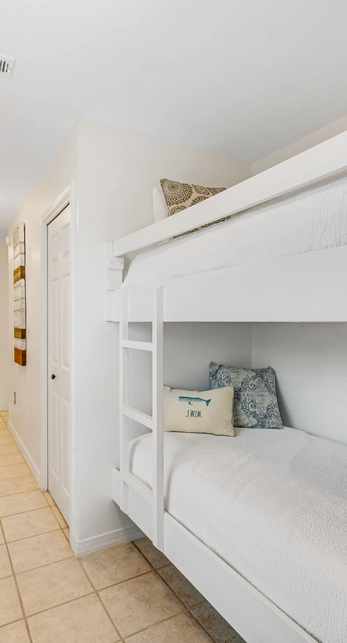 Beautiful condo with balcony view, community pools & hot tub