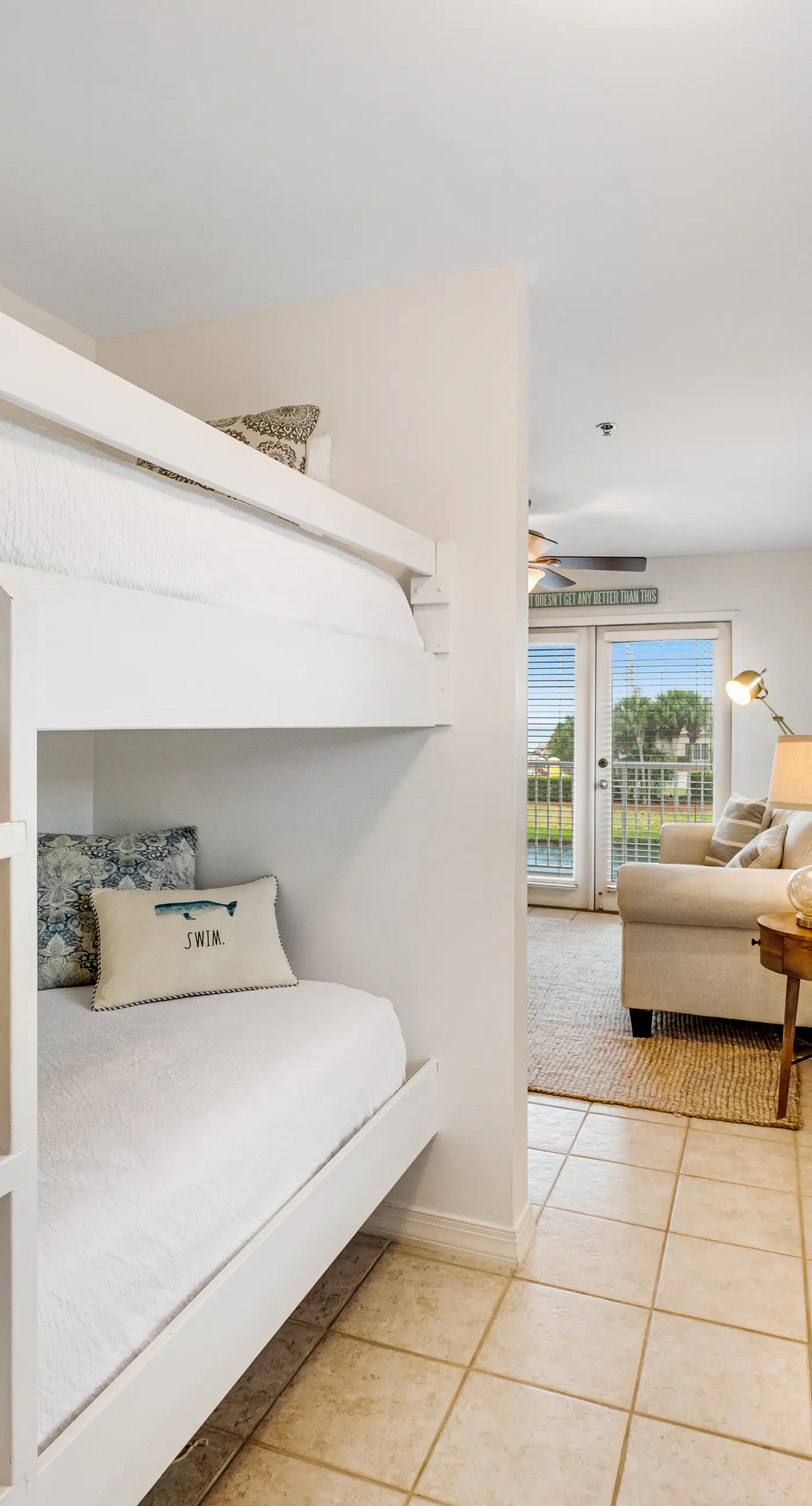 Beautiful condo with balcony view, community pools & hot tub