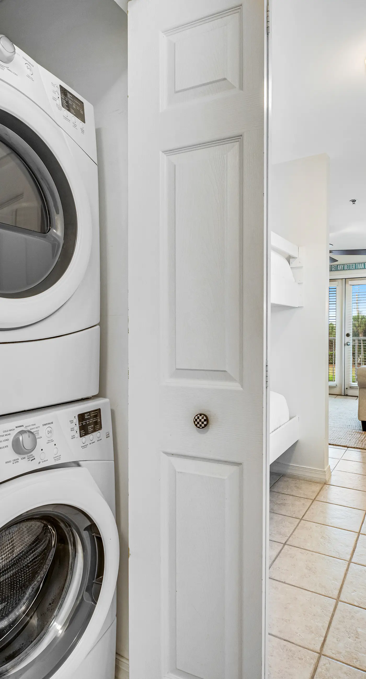 Beautiful condo with balcony view, community pools & hot tub