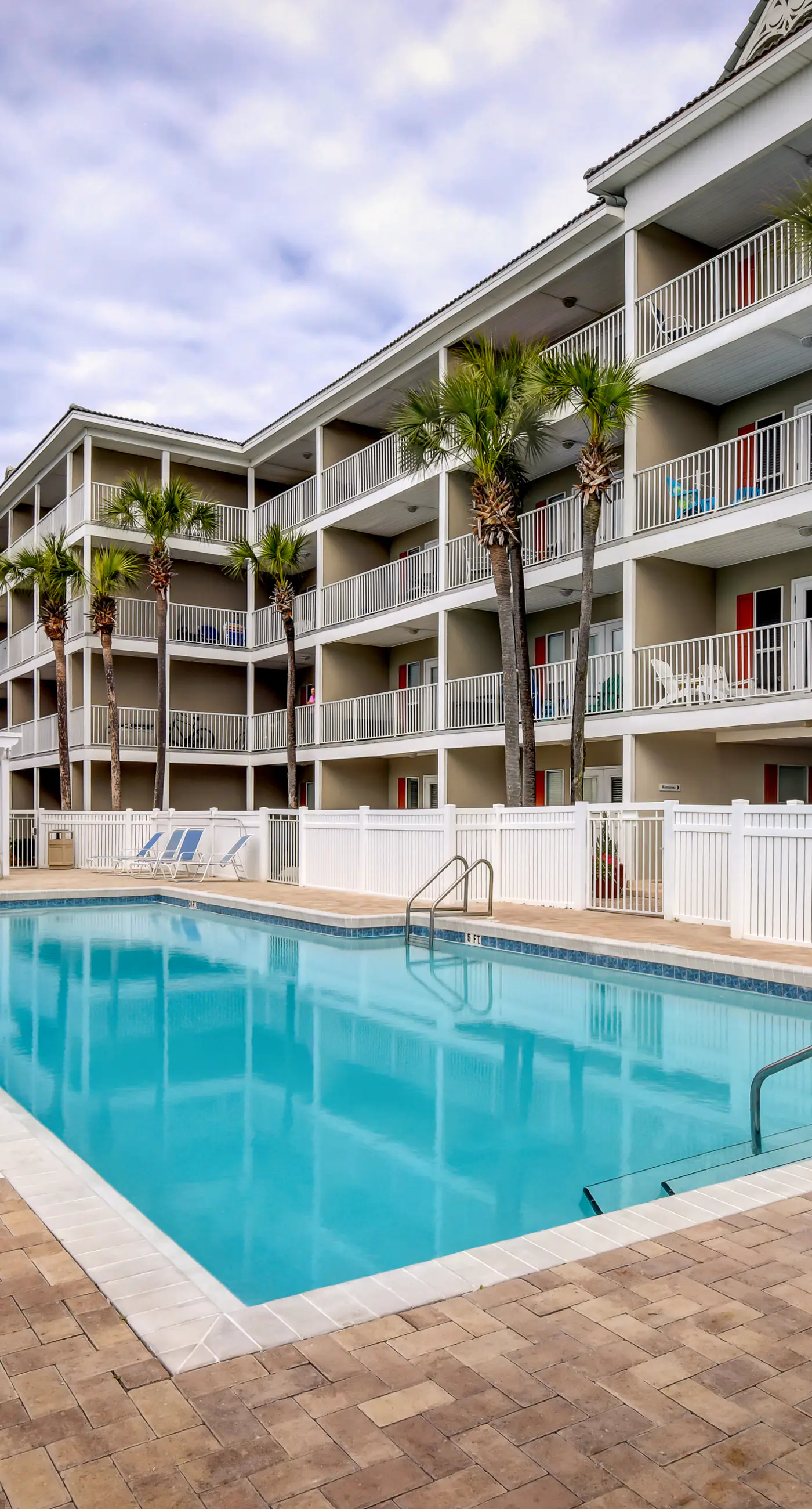 Beautiful condo with balcony view, community pools & hot tub