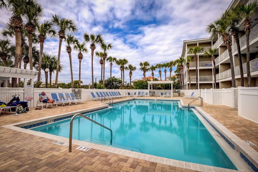Beautiful condo with balcony view, community pools & hot tub