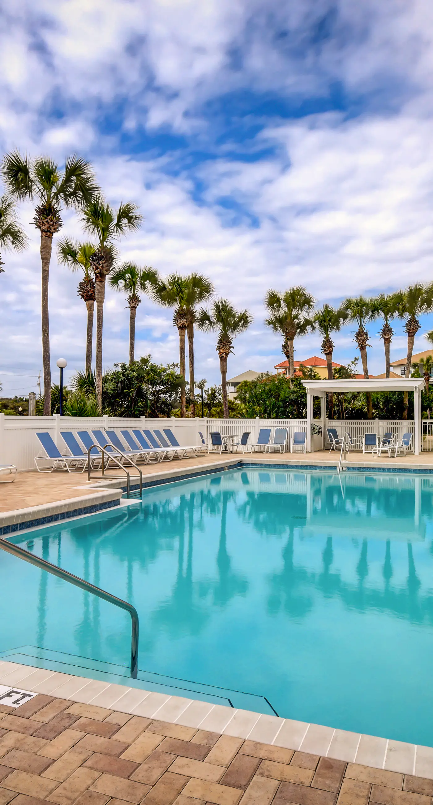 Beautiful condo with balcony view, community pools & hot tub