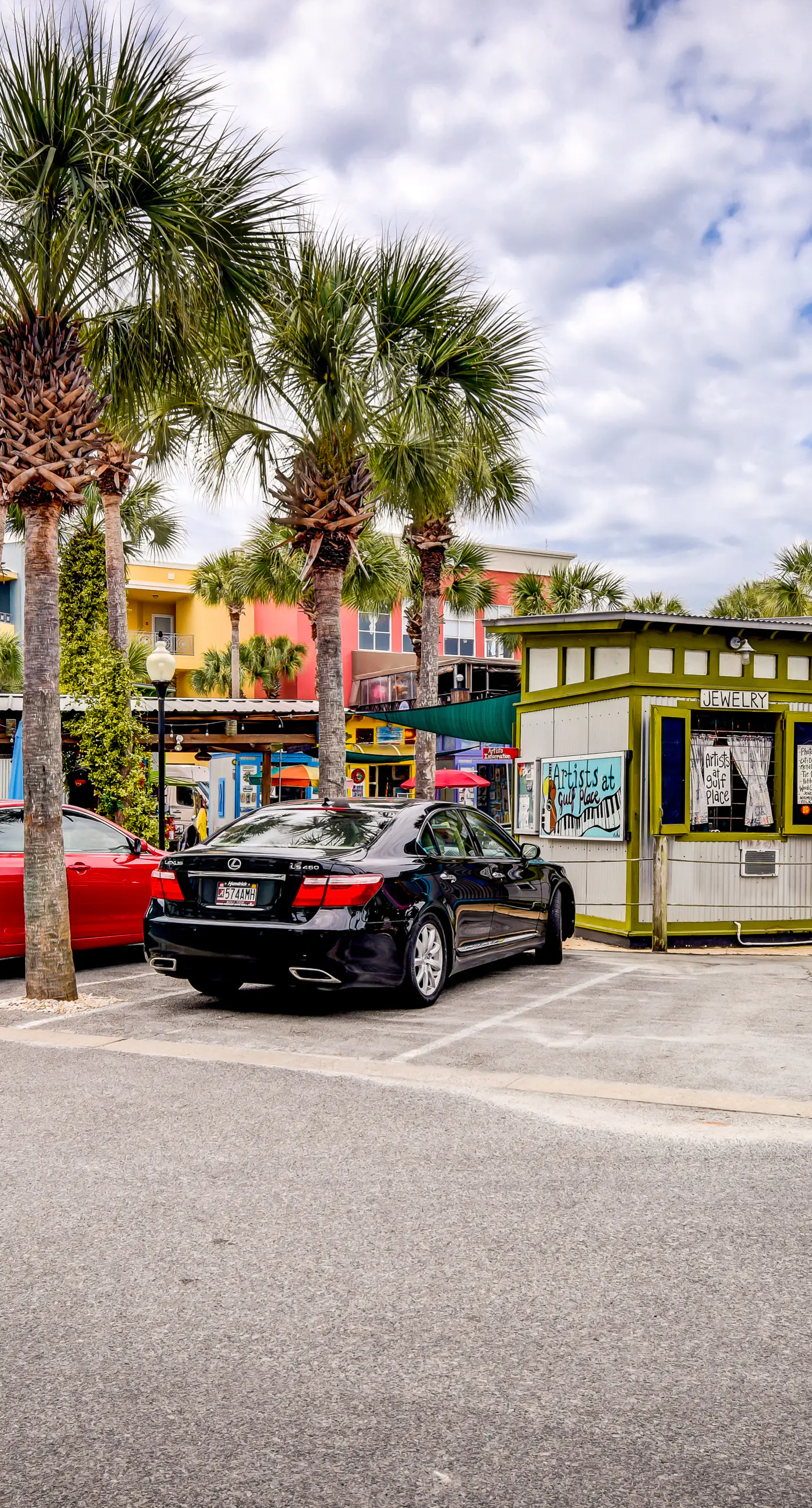 Beautiful condo with balcony view, community pools & hot tub
