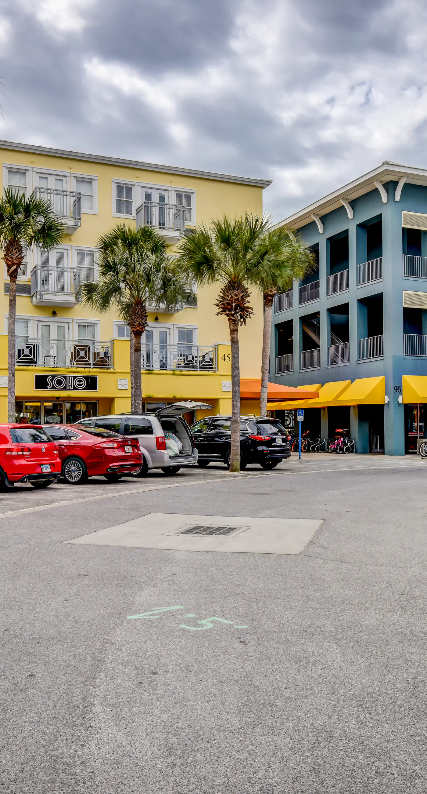 Beautiful condo with balcony view, community pools & hot tub