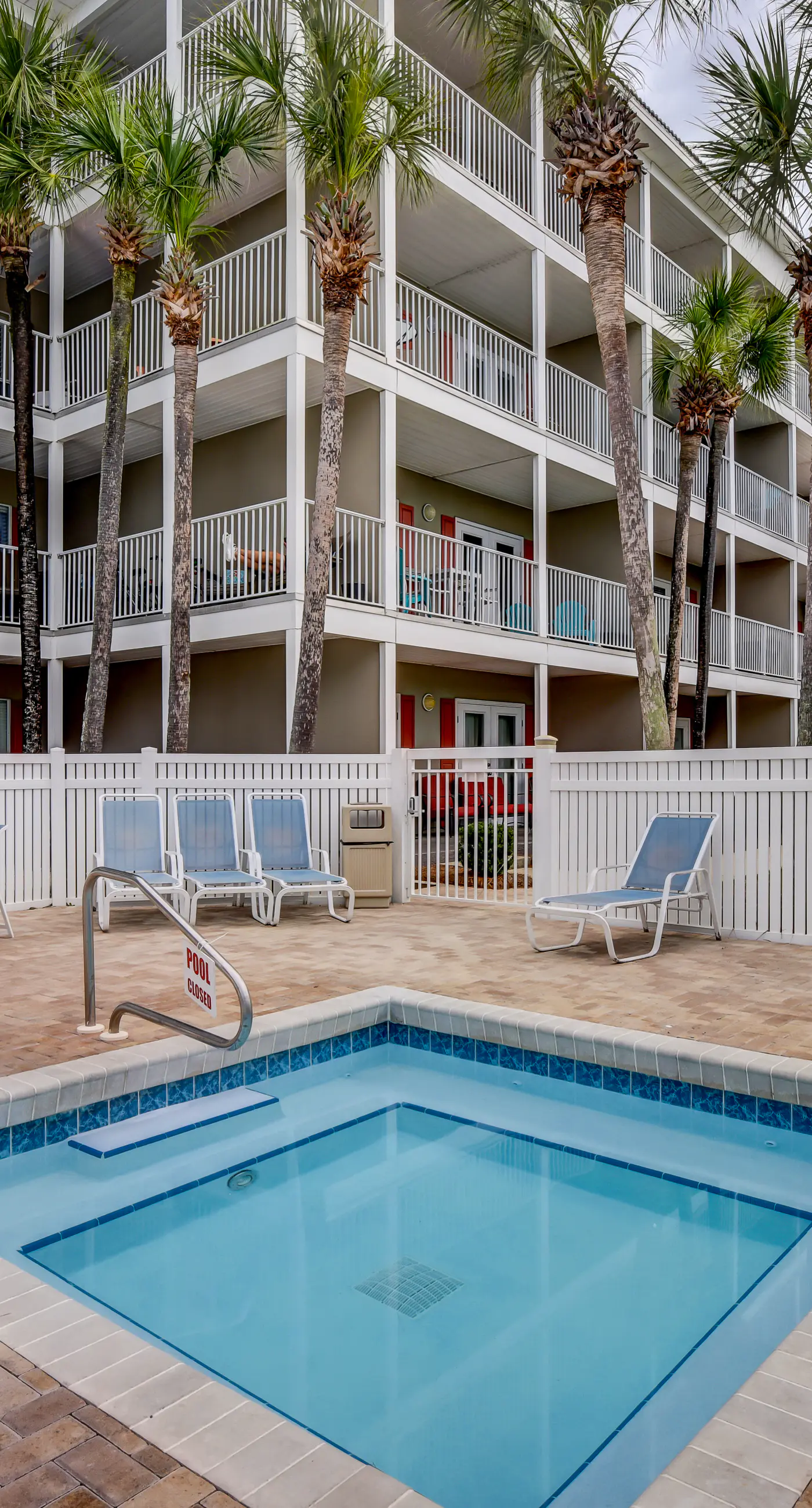 Beautiful condo with balcony view, community pools & hot tub