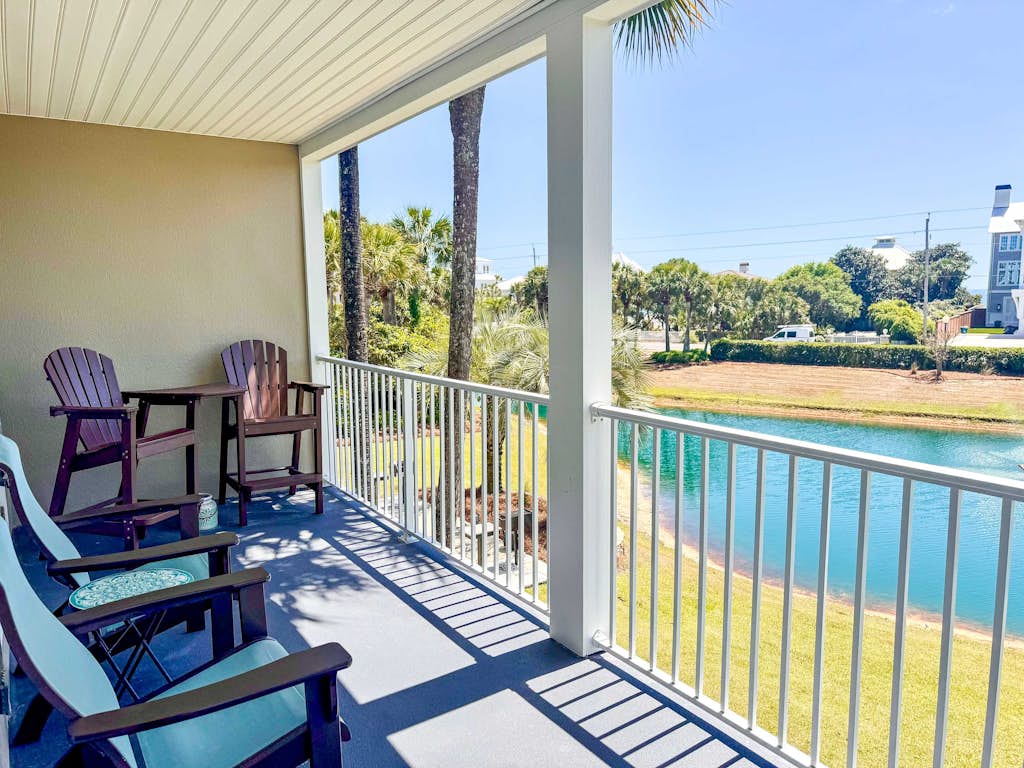 Beautiful condo with balcony view, community pools & hot tub
