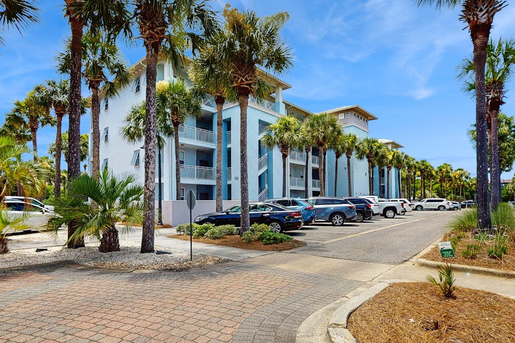 Santa Rosa Beach retreat with shared pool,  hot tub, close to dining, & parks