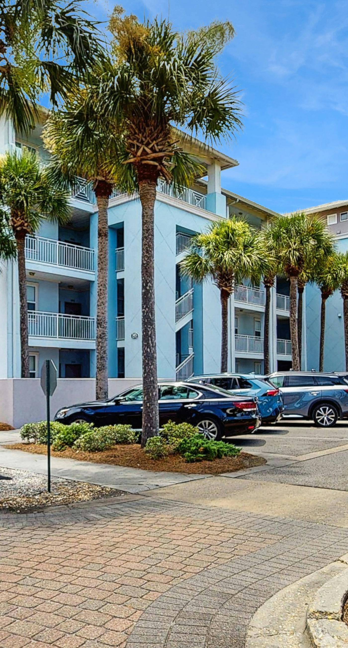 Santa Rosa Beach retreat with shared pool,  hot tub, close to dining, & parks