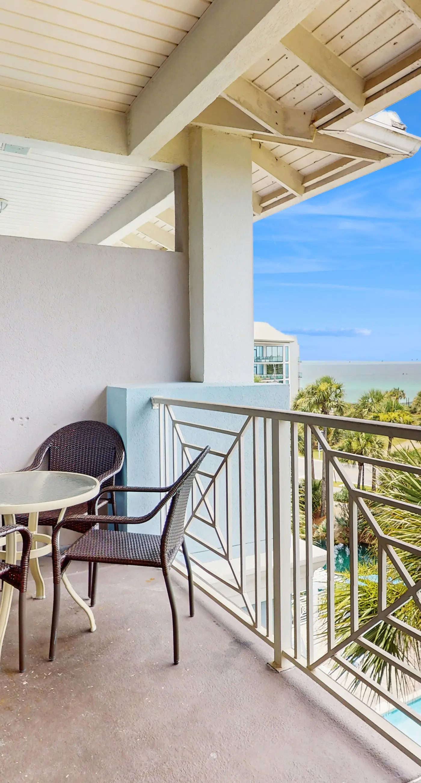 Santa Rosa Beach retreat with shared pool,  hot tub, close to dining, & parks