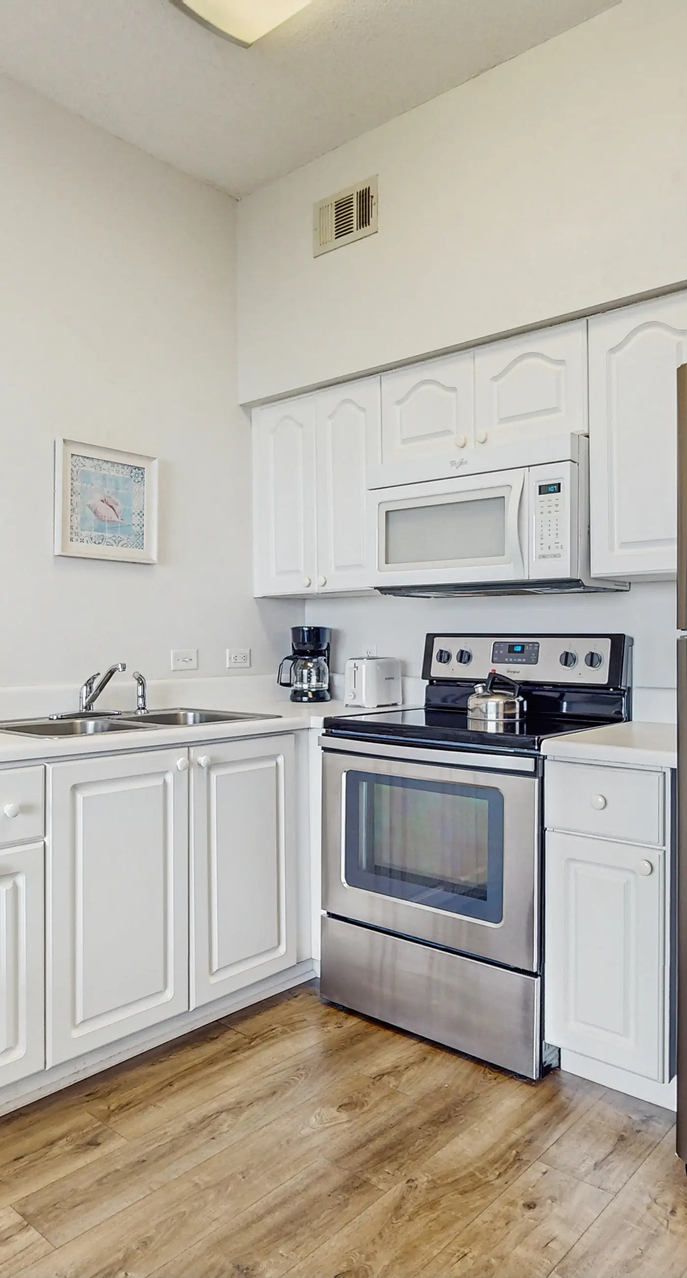 Santa Rosa Beach retreat with shared pool,  hot tub, close to dining, & parks