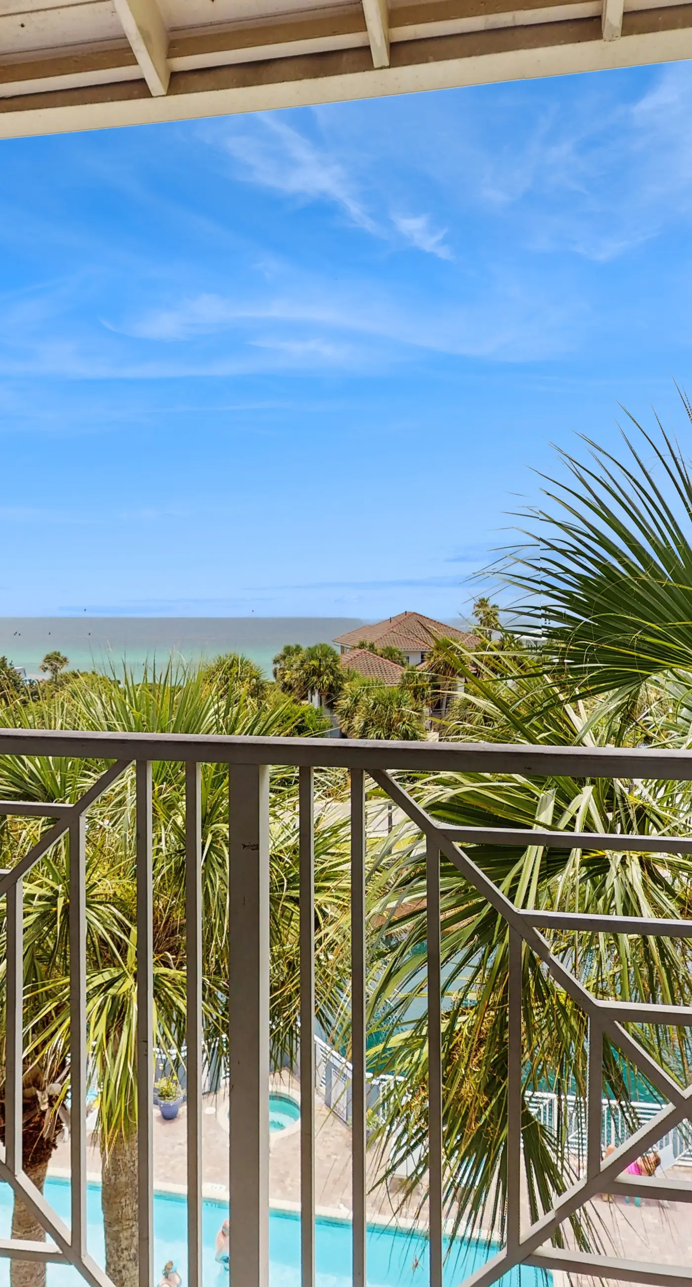Santa Rosa Beach retreat with shared pool,  hot tub, close to dining, & parks