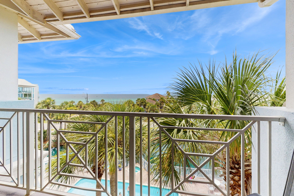 Santa Rosa Beach retreat with shared pool,  hot tub, close to dining, & parks