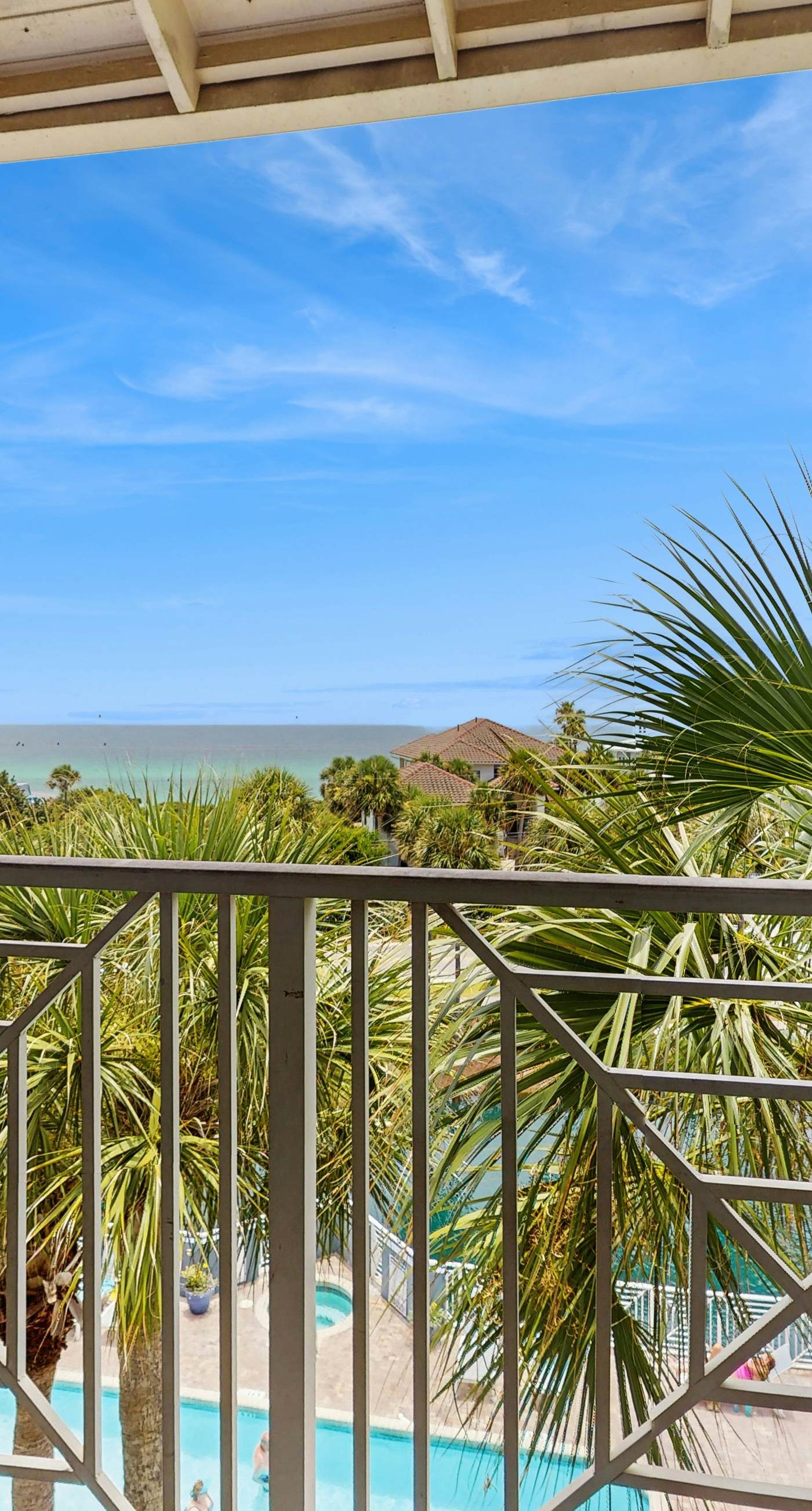 Santa Rosa Beach retreat with shared pool,  hot tub, close to dining, & parks