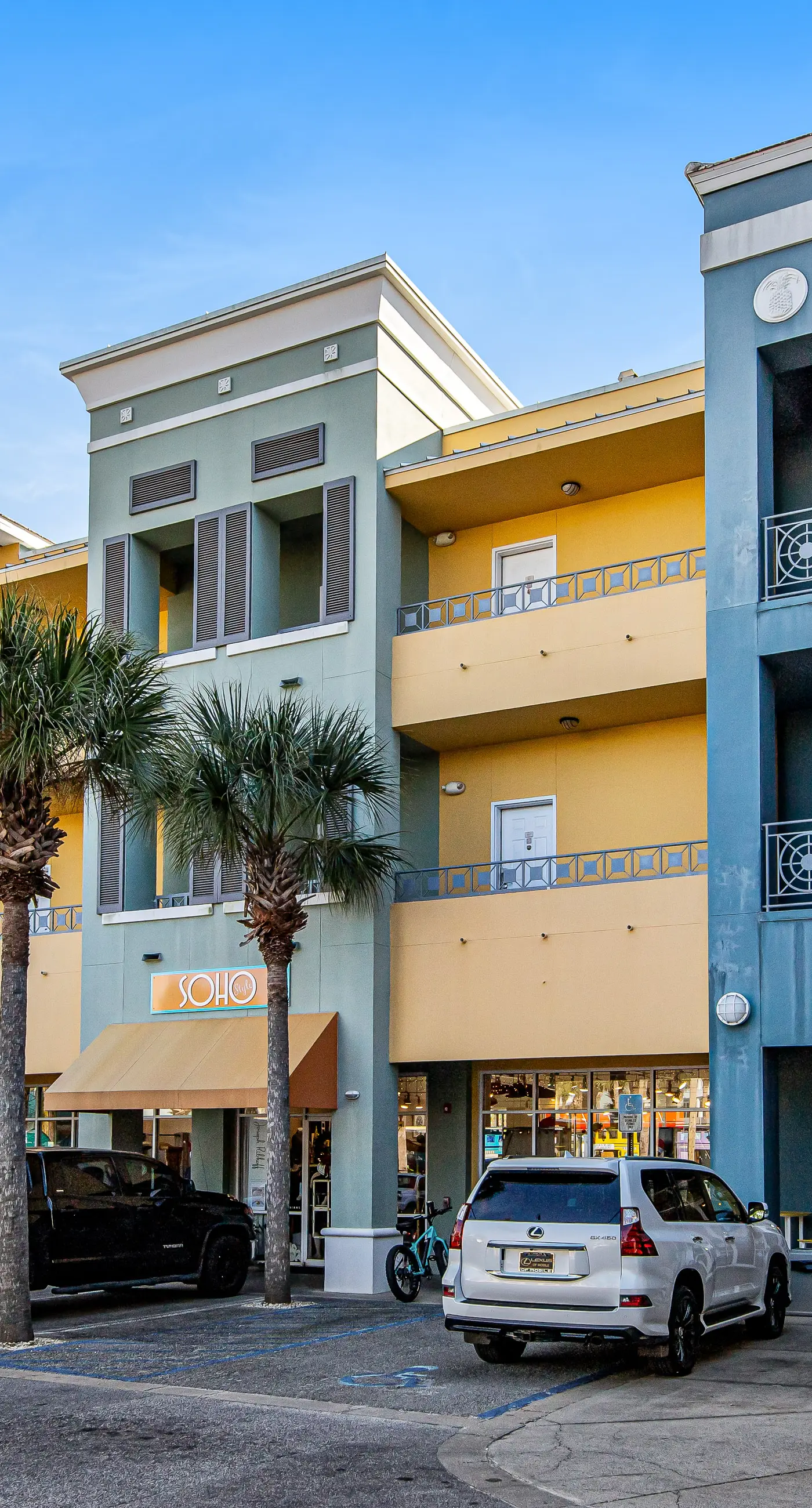 Santa Rosa Beach retreat with shared pool,  hot tub, close to dining, & parks