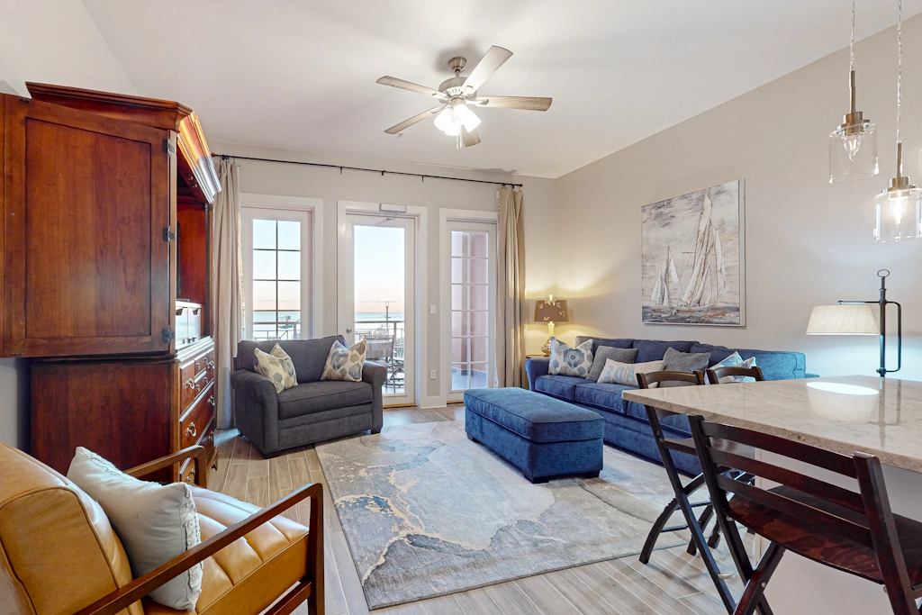 Centrally located condo near shopping & the beach with shared pool & tennis courts
