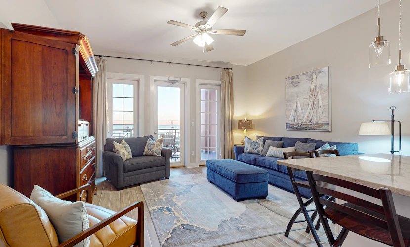 Centrally located condo near shopping & the beach with shared pool & tennis courts