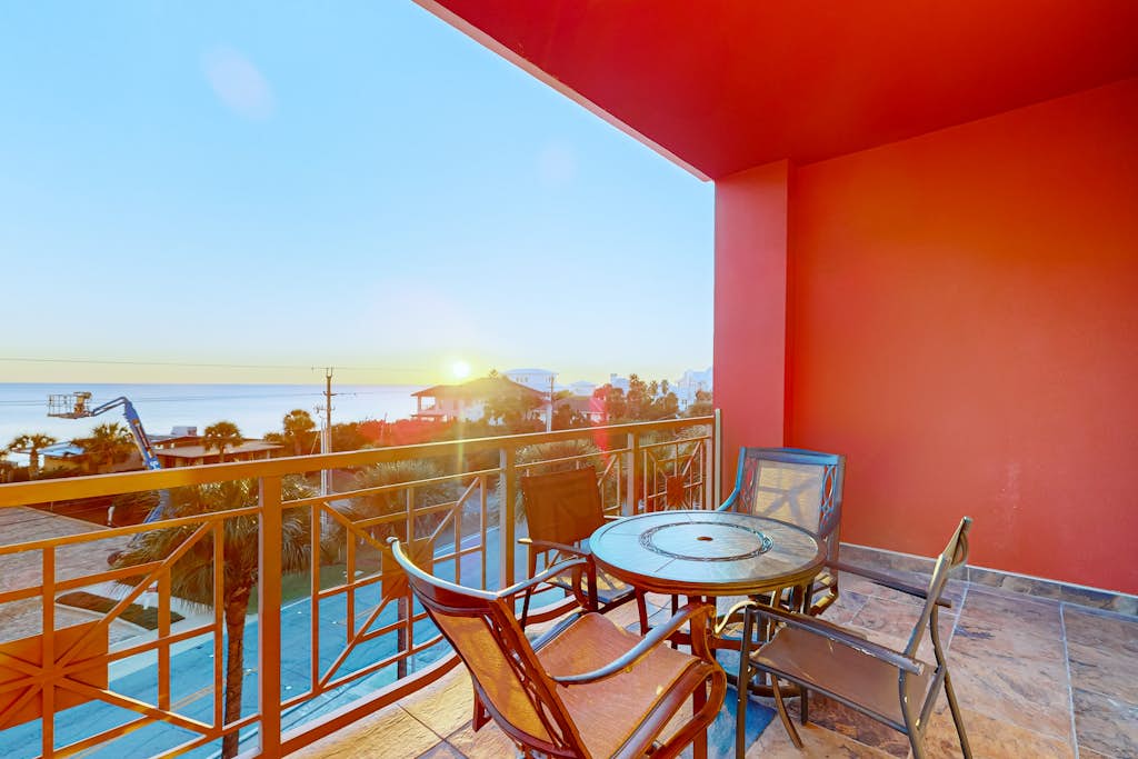 Centrally located condo near shopping & the beach with shared pool & tennis courts