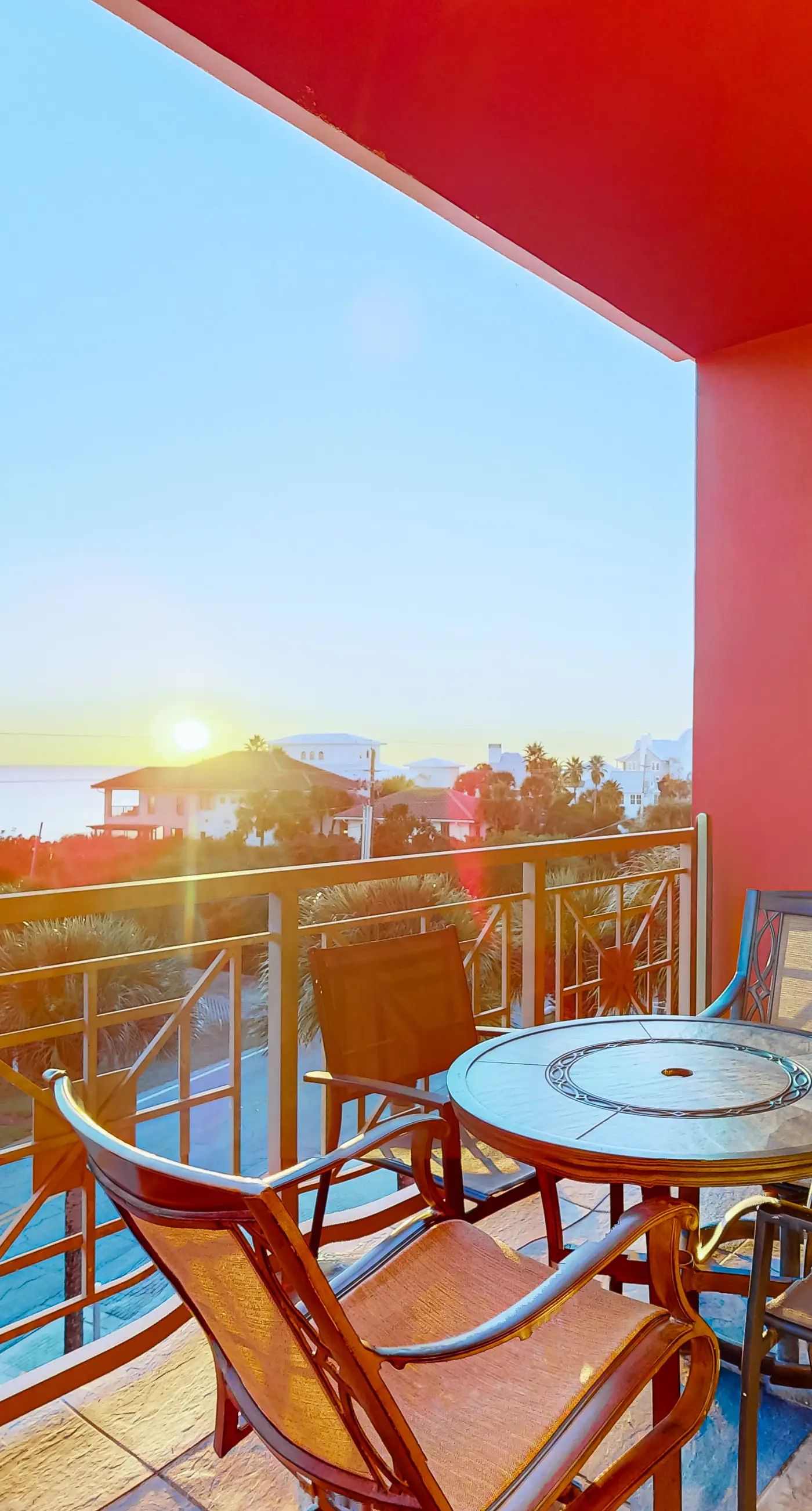 Centrally located condo near shopping & the beach with shared pool & tennis courts