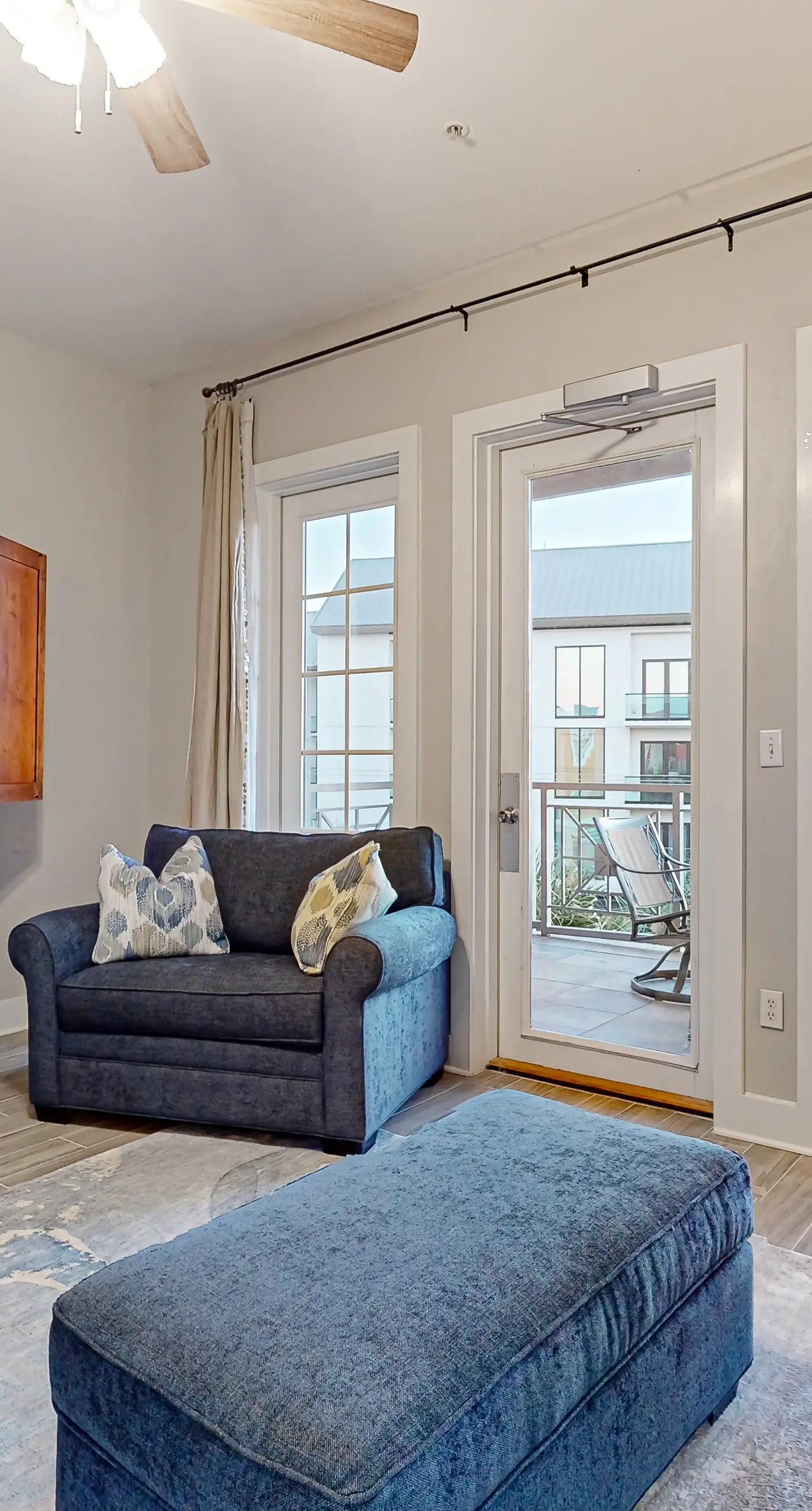 Centrally located condo near shopping & the beach with shared pool & tennis courts