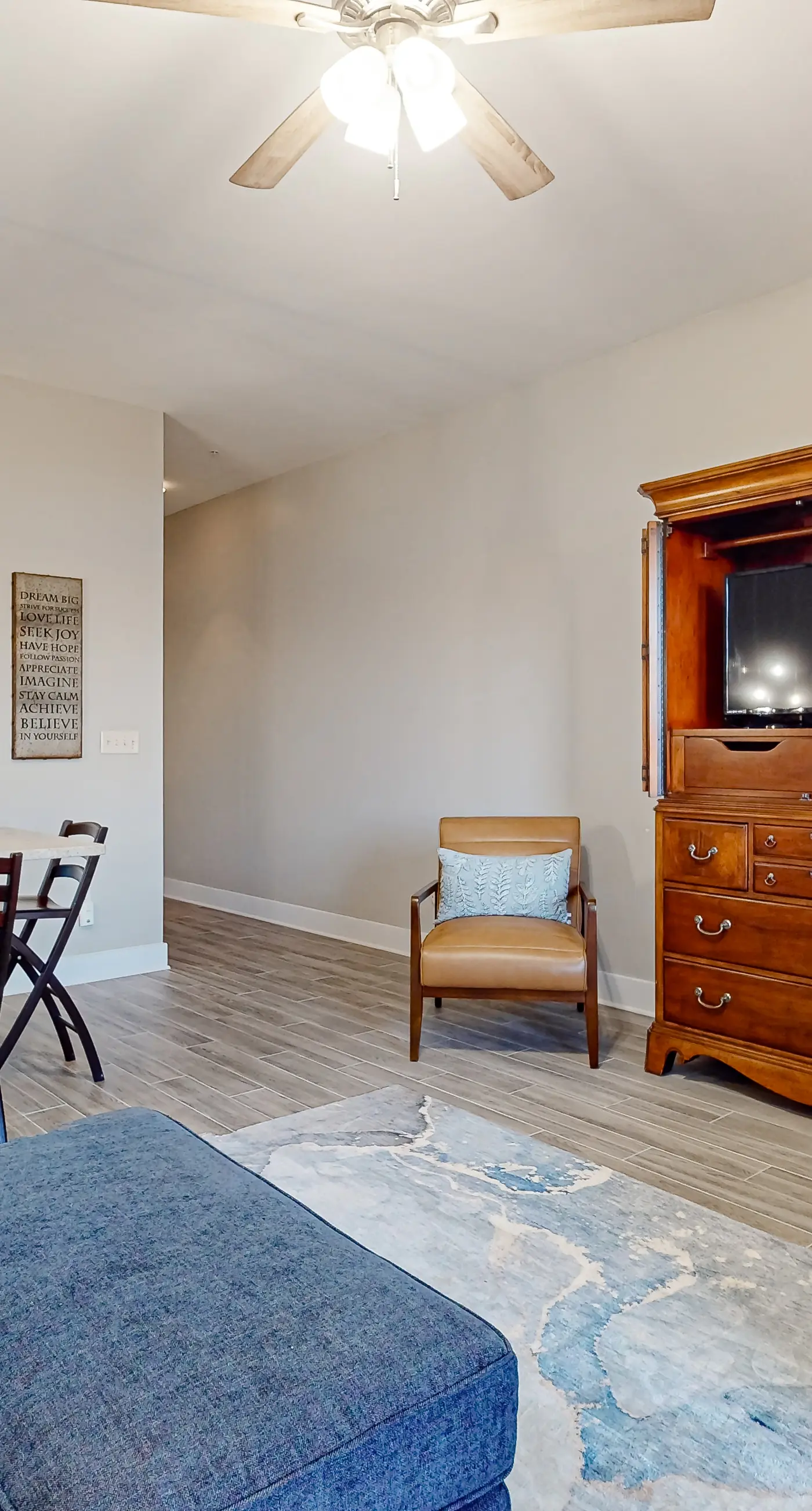 Centrally located condo near shopping & the beach with shared pool & tennis courts