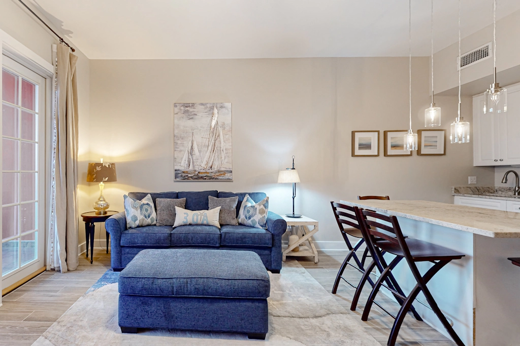 Centrally located condo near shopping & the beach with shared pools & tennis courts