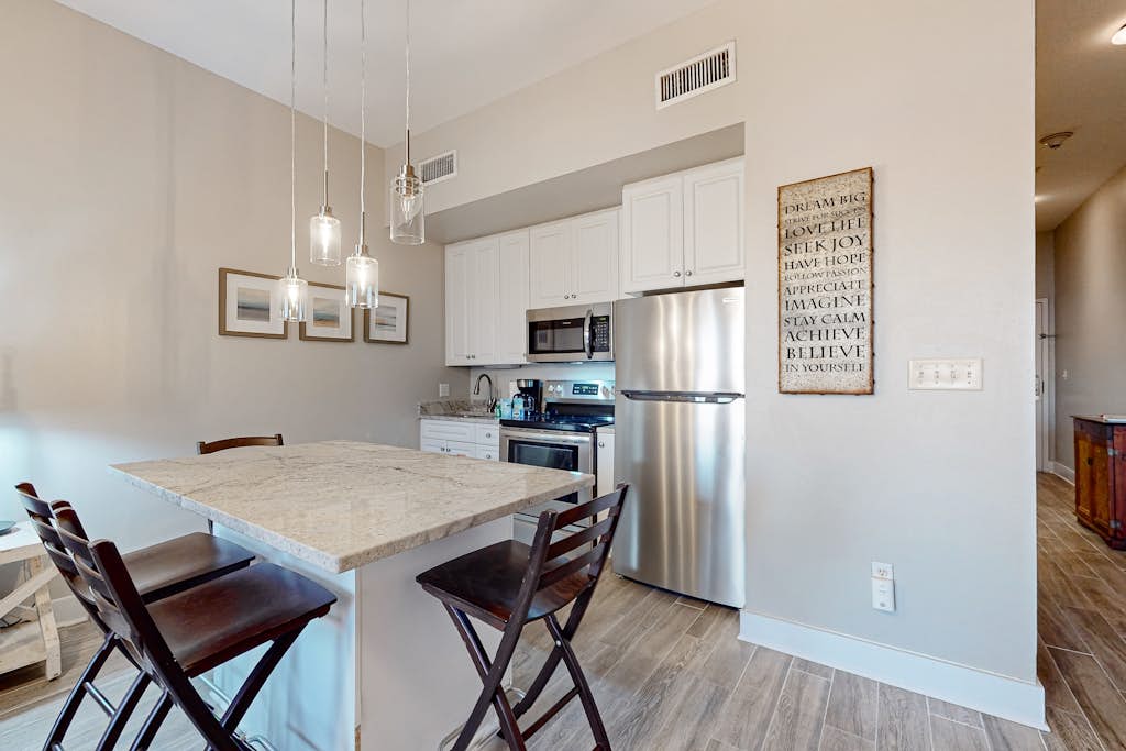 Centrally located condo near shopping & the beach with shared pools & tennis courts