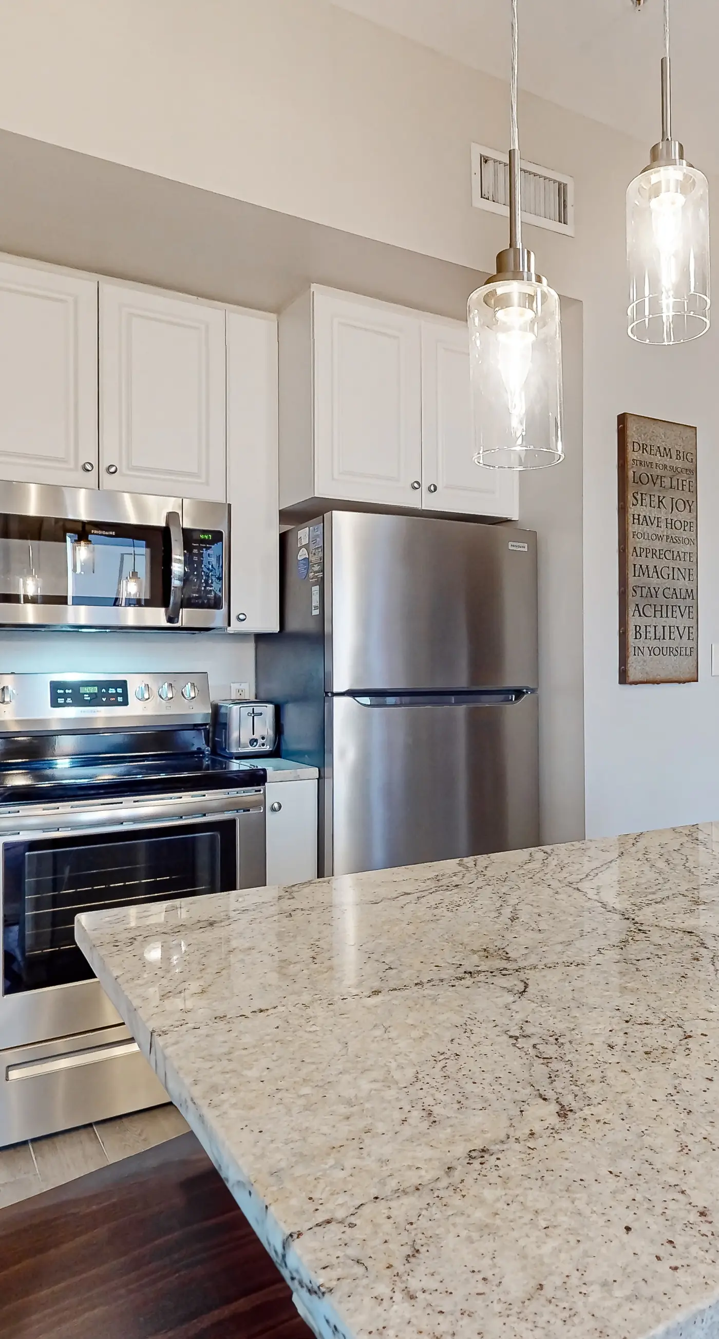 Centrally located condo near shopping & the beach with shared pool & tennis courts