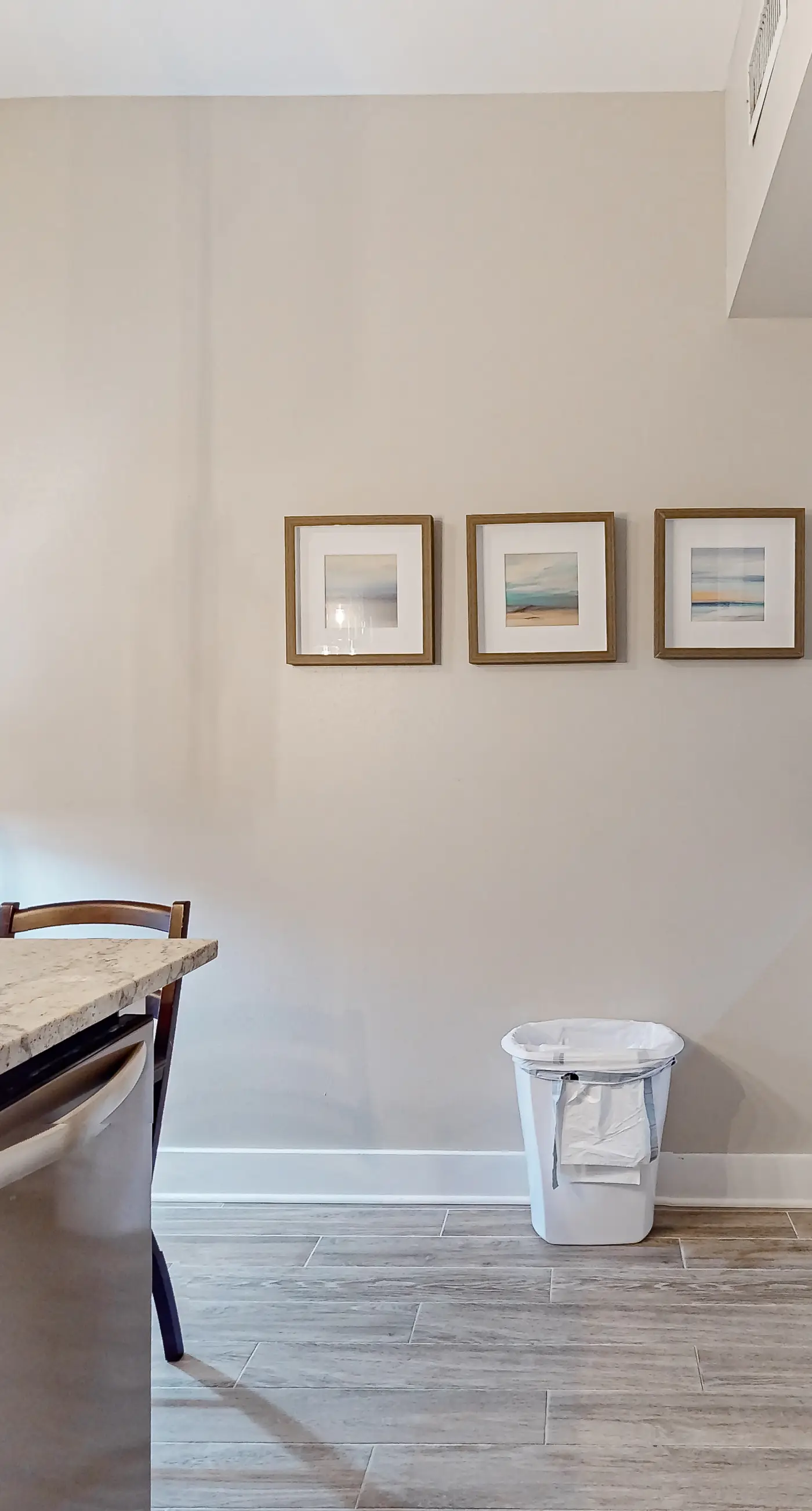 Centrally located condo near shopping & the beach with shared pool & tennis courts