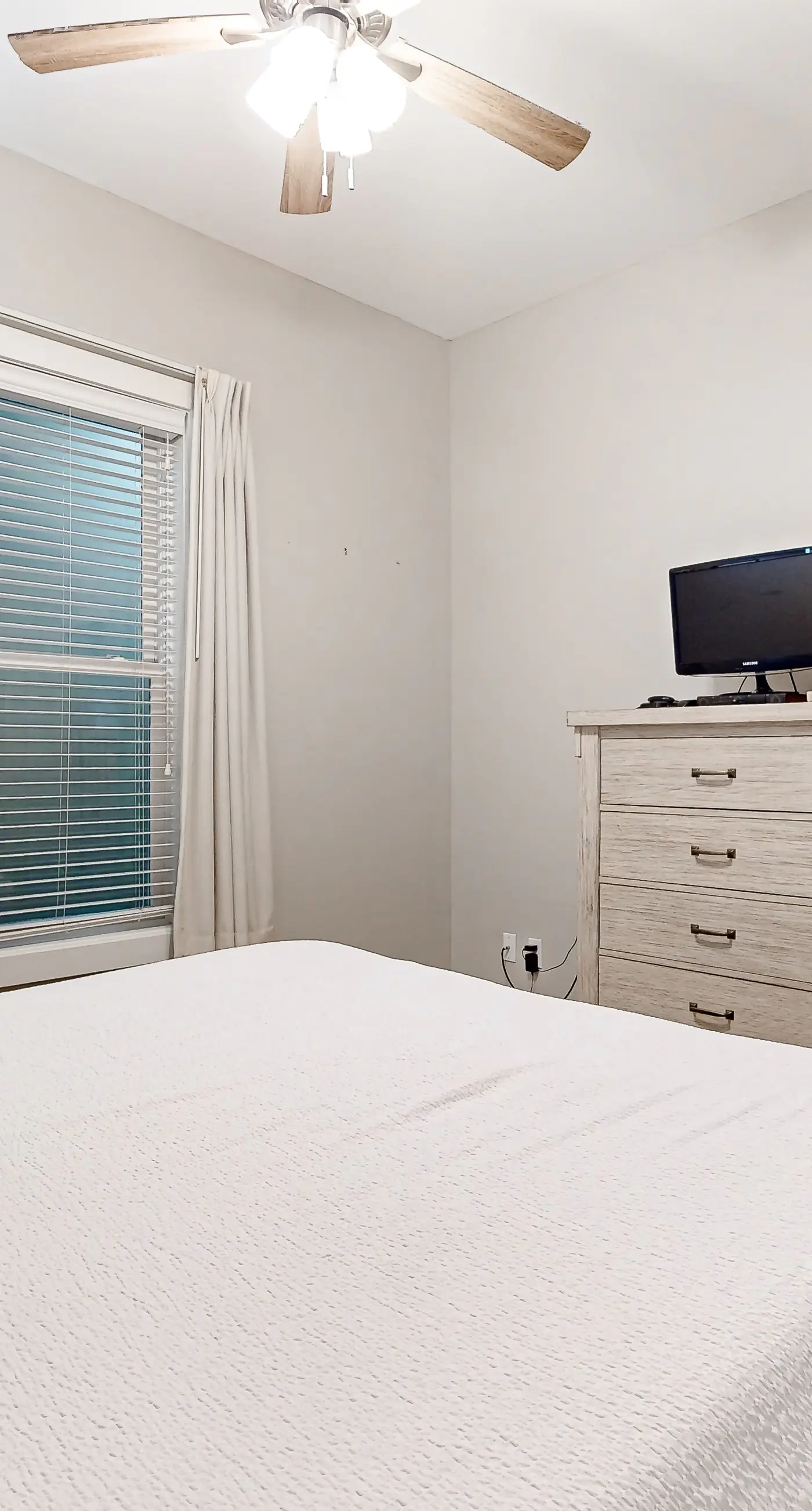 Centrally located condo near shopping & the beach with shared pool & tennis courts