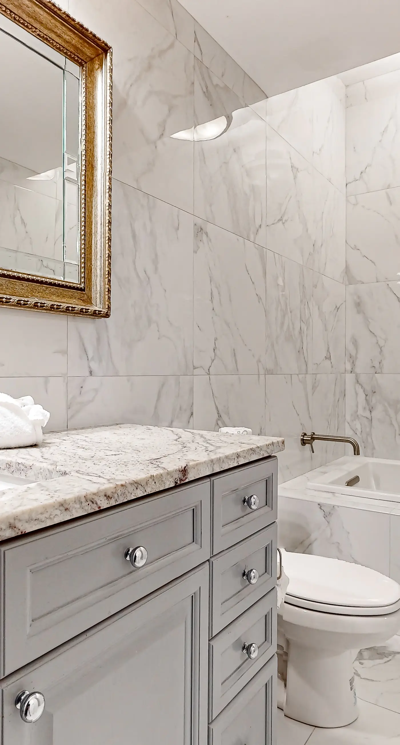 Centrally located condo near shopping & the beach with shared pool & tennis courts