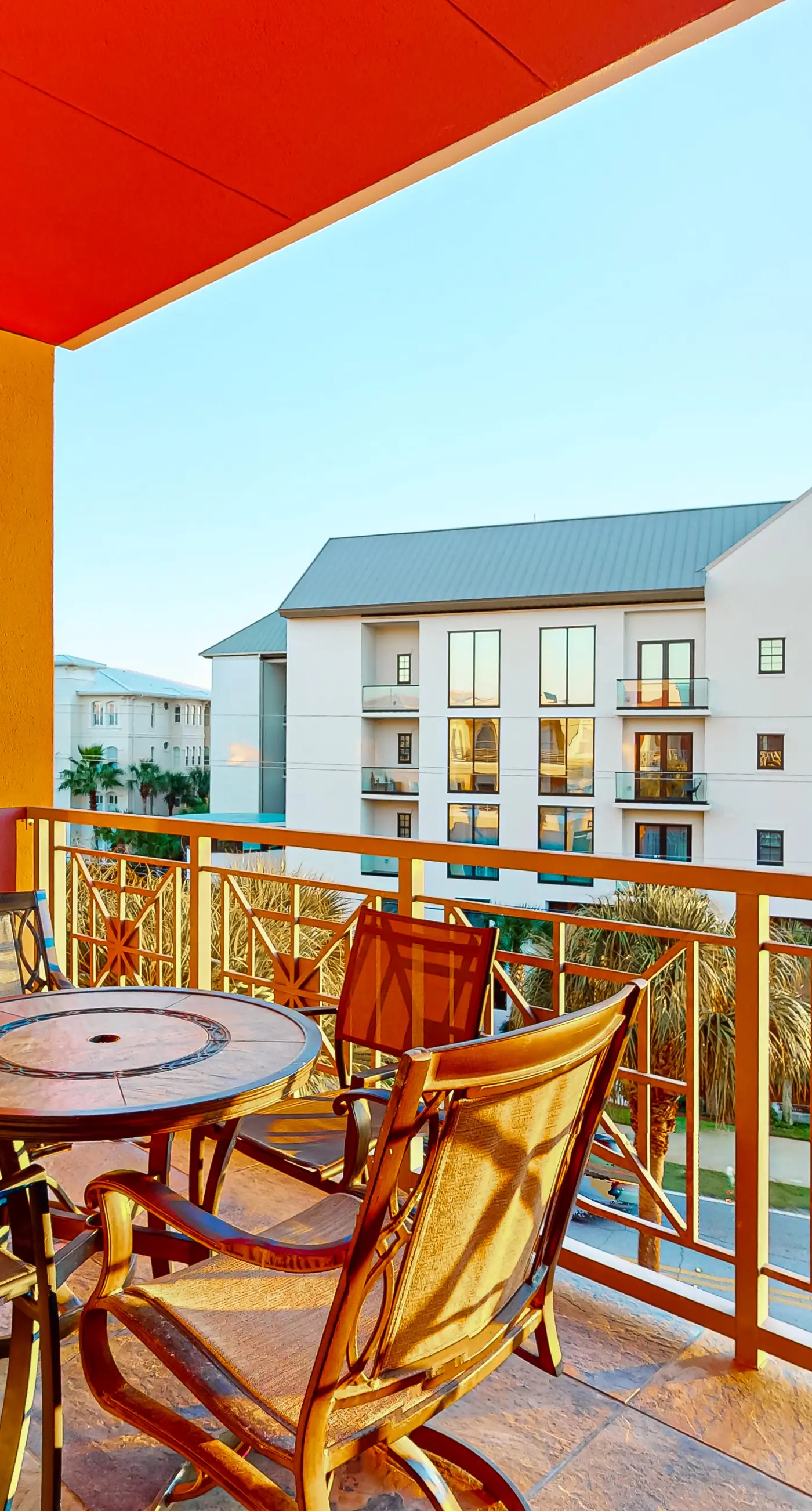 Centrally located condo near shopping & the beach with shared pool & tennis courts