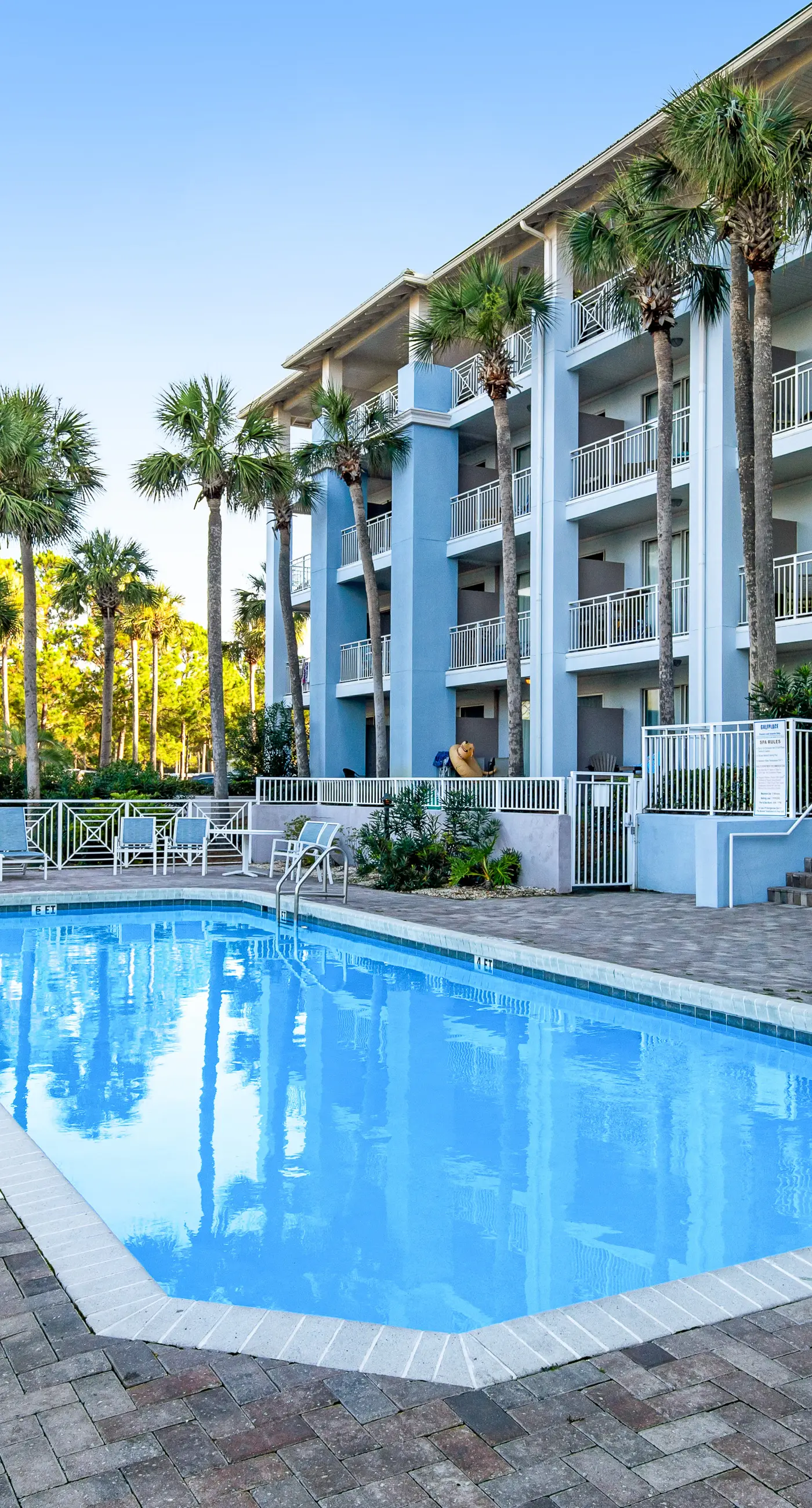 Centrally located condo near shopping & the beach with shared pool & tennis courts