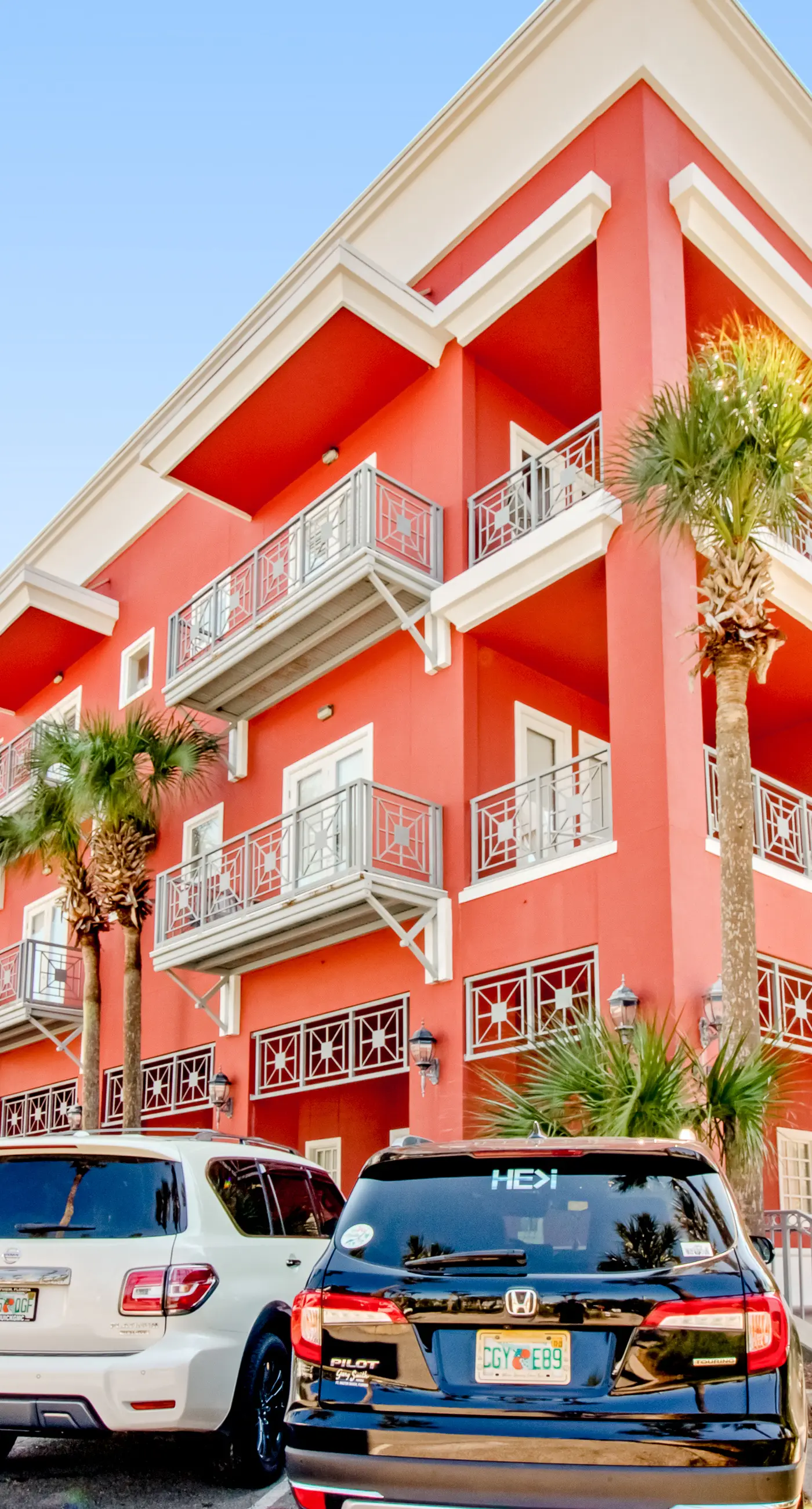 Centrally located condo near shopping & the beach with shared pool & tennis courts